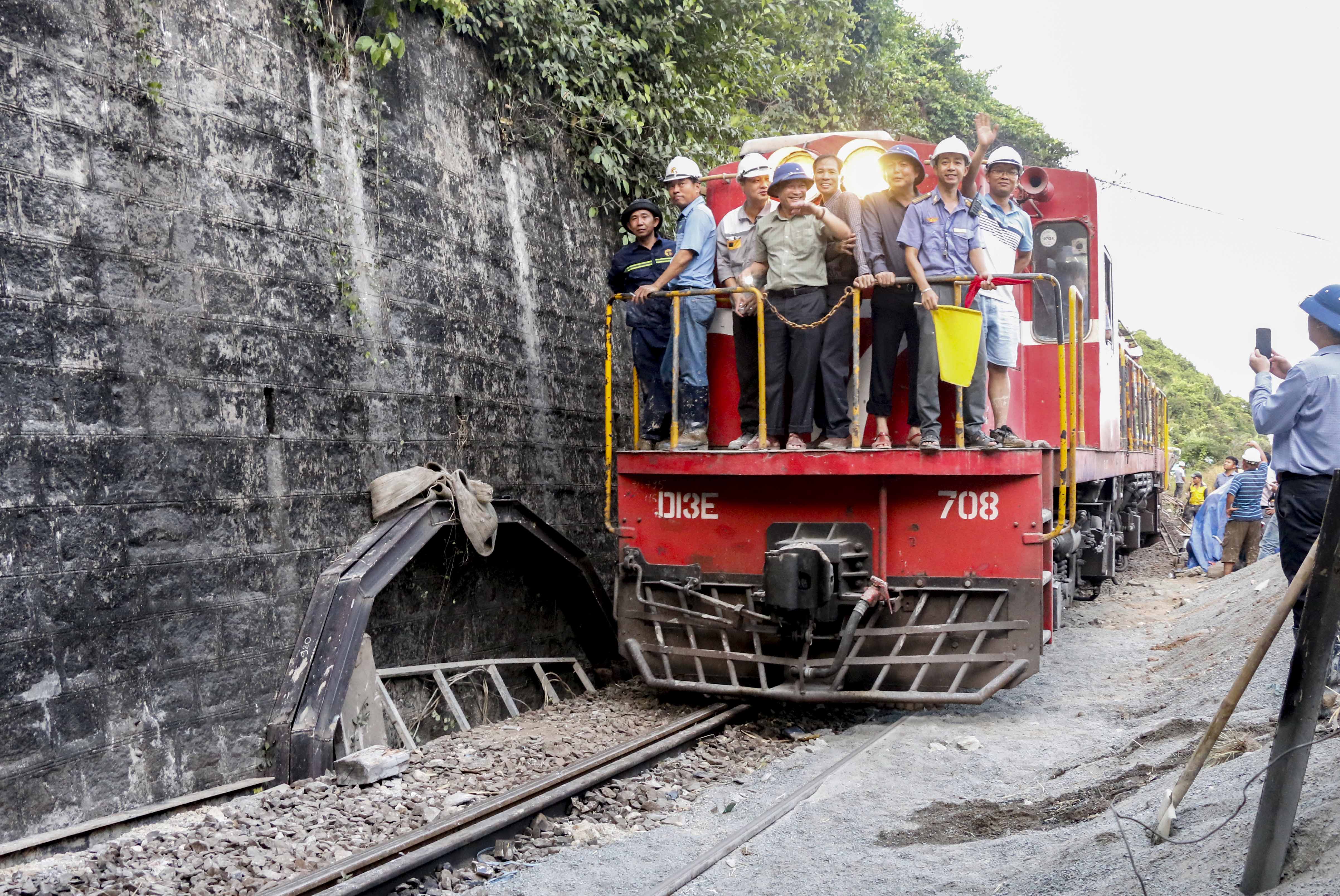 Hình ảnh chuyến tàu đầu tiên đi xuyên hầm đường sắt qua đèo Cả sau gần 10 ngày chia cắt