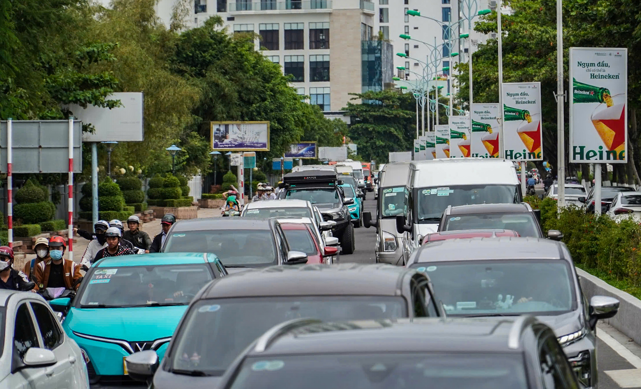 Ô tô nhích từng mét trên đường ven biển Nha Trang 