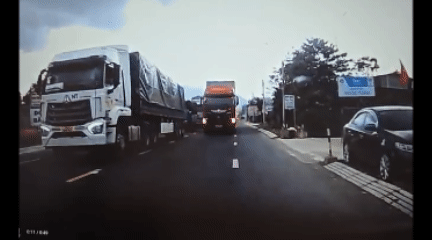 Công an lập biên bản đối với tài xế lái xe đầu kéo chạy ngược chiều trên quốc lộ 1