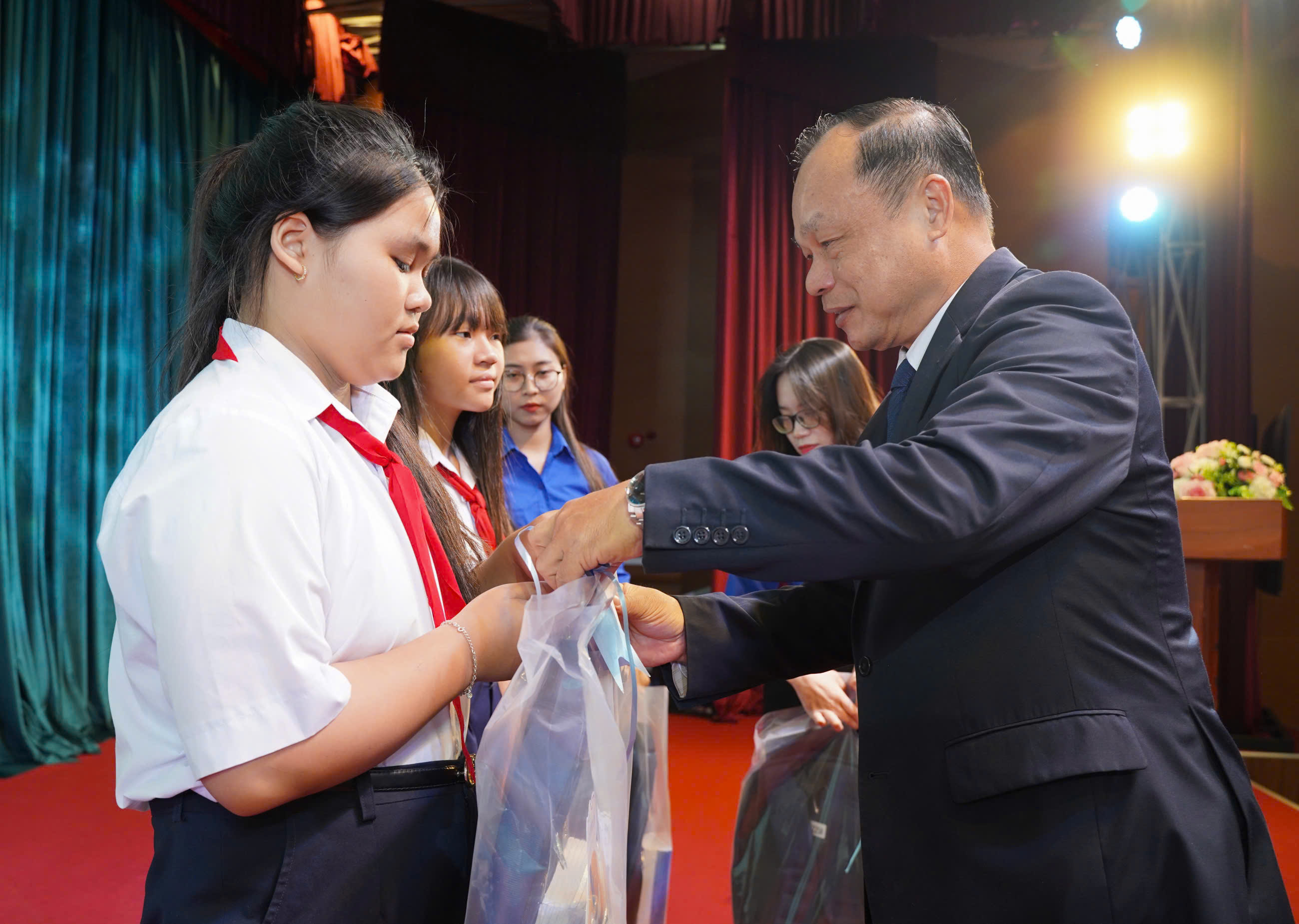 'Cùng ngư dân thắp sáng đèn trên biển': Hành trình yêu thương đến với Gia Lai