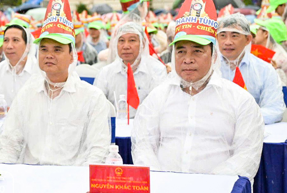 Chủ tịch tỉnh Khánh Hòa đội mưa cổ vũ cho Đoàn Thanh Tùng