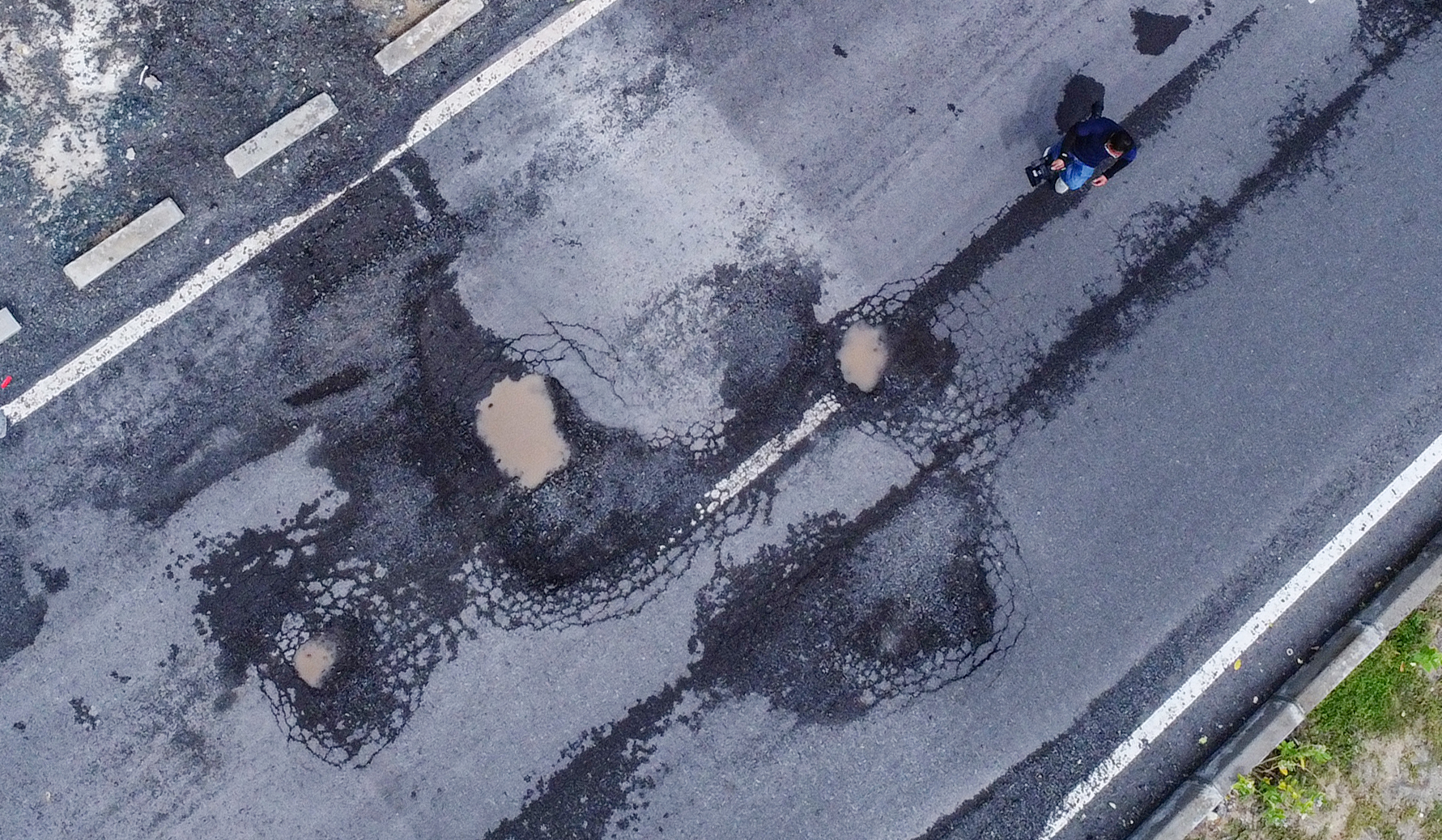 Cận cảnh đường vào cảng quốc tế Vân Phong vừa sử dụng đã hỏng nặng 