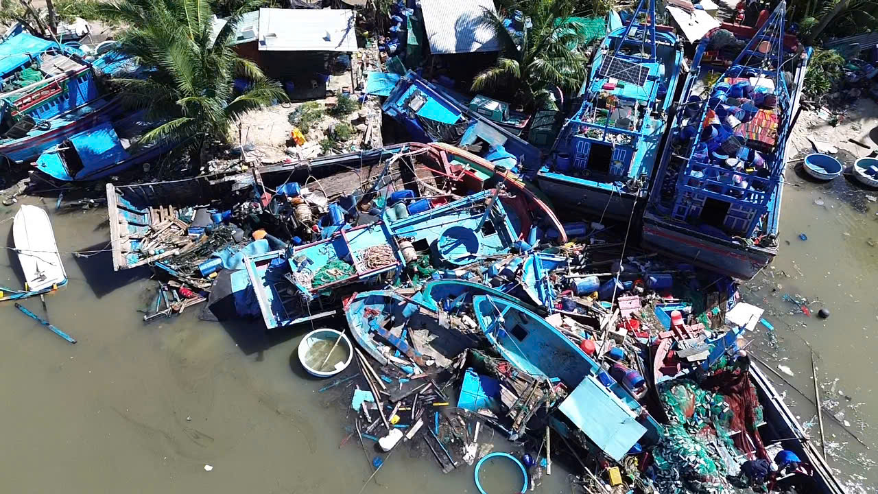 Cận cảnh bãi tàu thuyền bị bão số 13 "nghiền, phá" ở Đắk Lắk