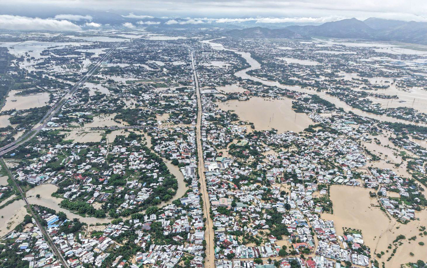 Nha Trang thành biển nước trong trận lụt chưa từng có