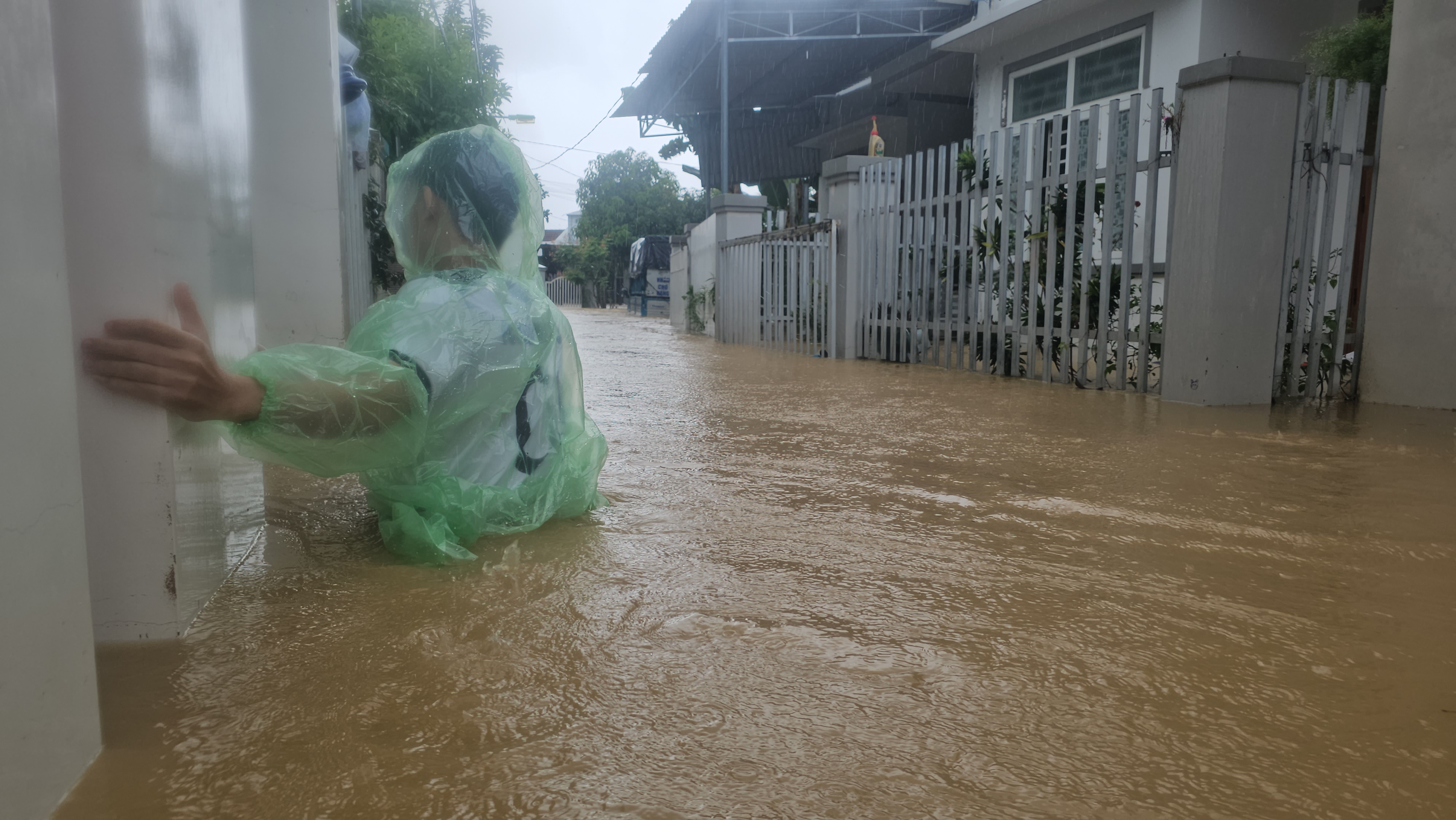 Người dân Nha Trang kiệt sức trong trận lụt lịch sử lần thứ 3
