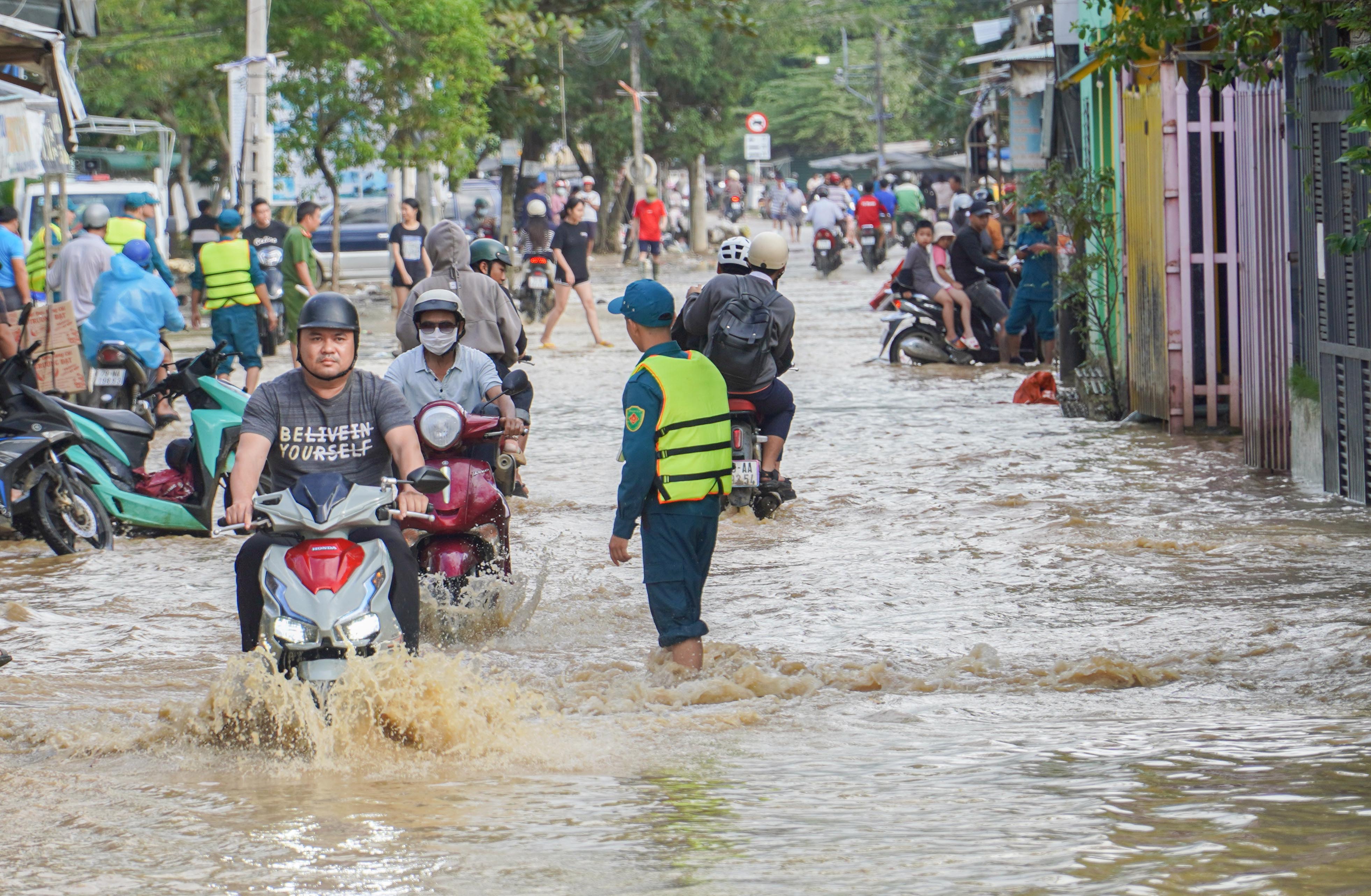 Hình ảnh: Sáng 4-12 Nha Trang lại ngập lụt, người dân gần như kiệt sức