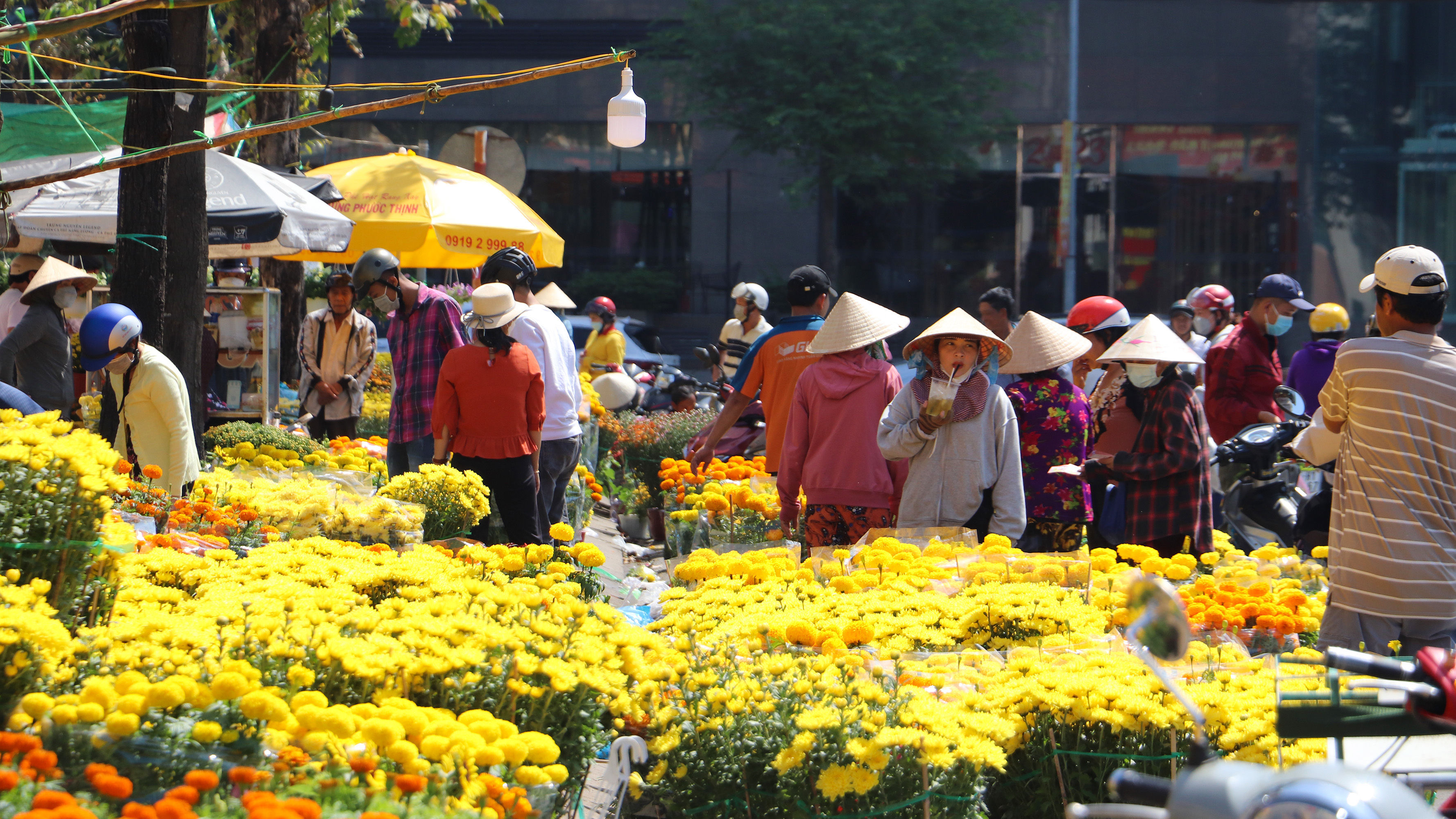 Trưa 30 tết, hoa vẫn đầy chợ