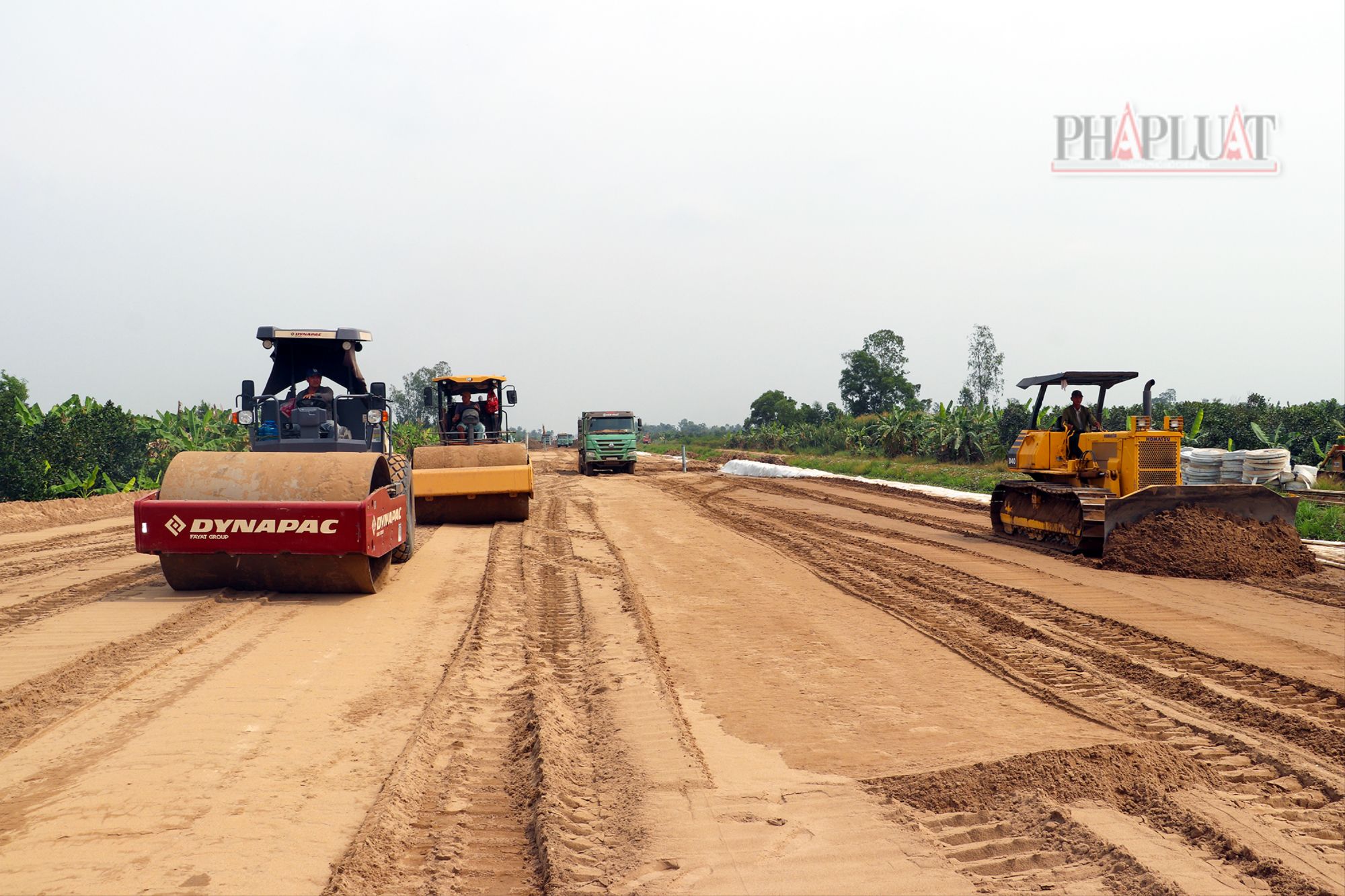 Hàng ngàn công nhân thi công cao tốc xuyên Tết ở ĐBSCL