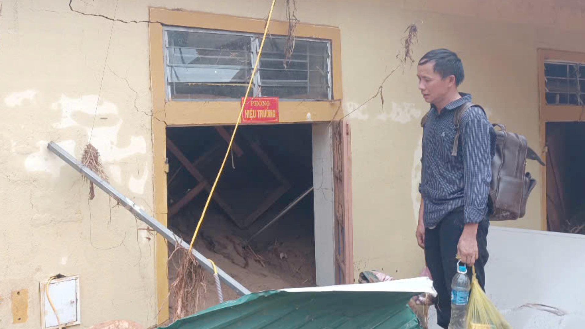 Hiệu trưởng và giáo viên òa khóc nhìn mưa lũ tàn phá ngôi trường