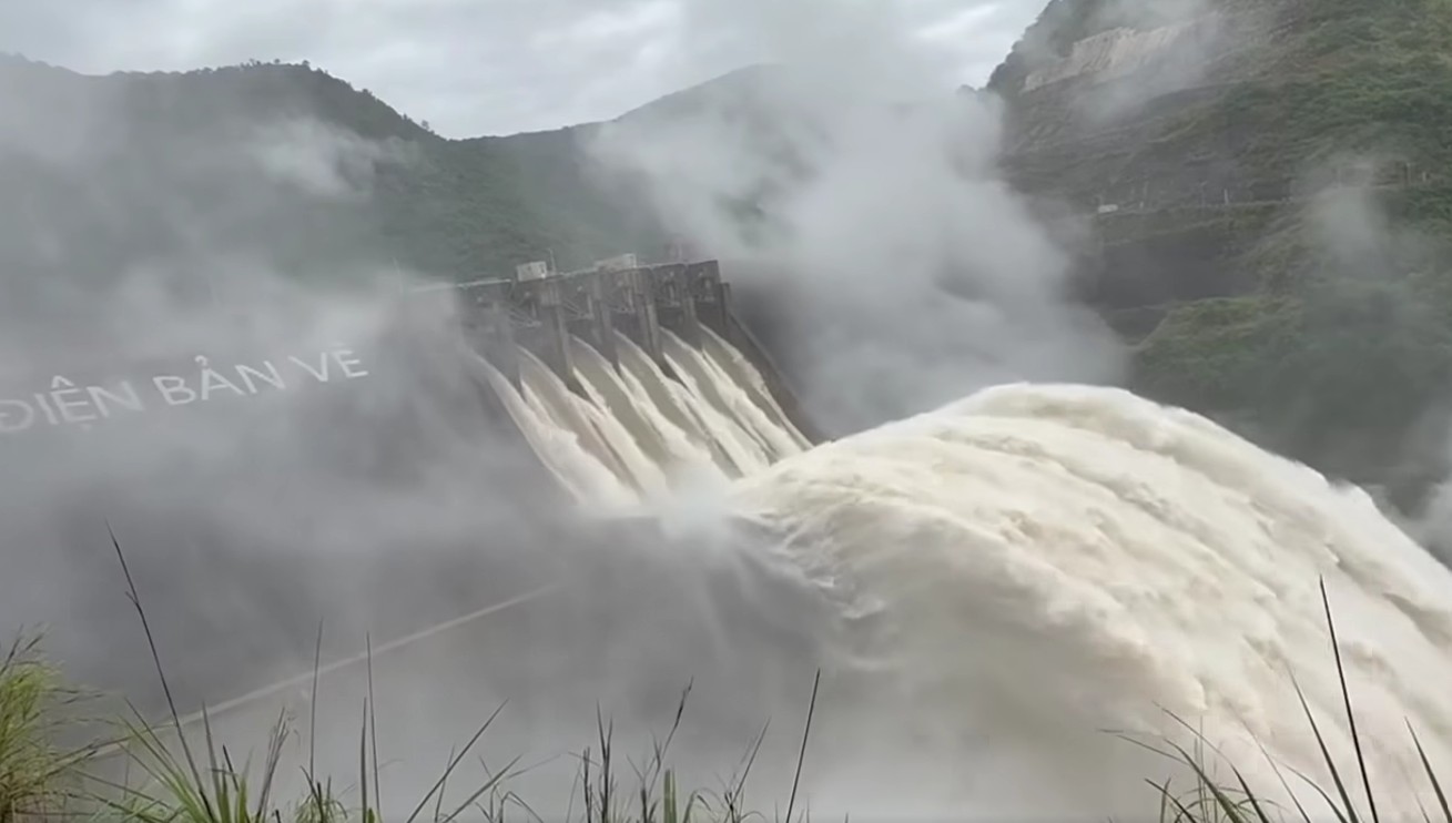 Lũ lịch sử ở Nghệ An và sự quyết đoán '3 thời điểm vàng' của Chủ tịch tỉnh Lê Hồng Vinh