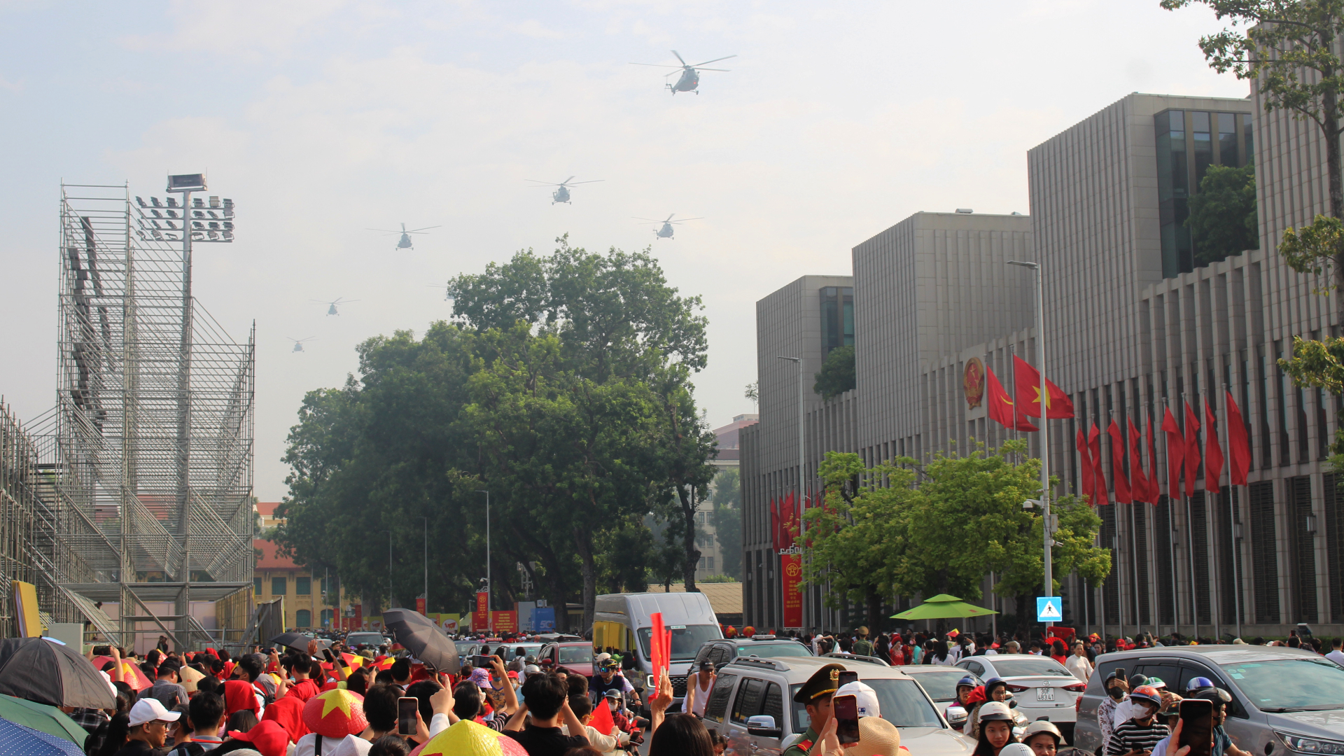 Hàng vạn người dân tới 'check-in' và xem trực thăng bay tại Ba Đình 