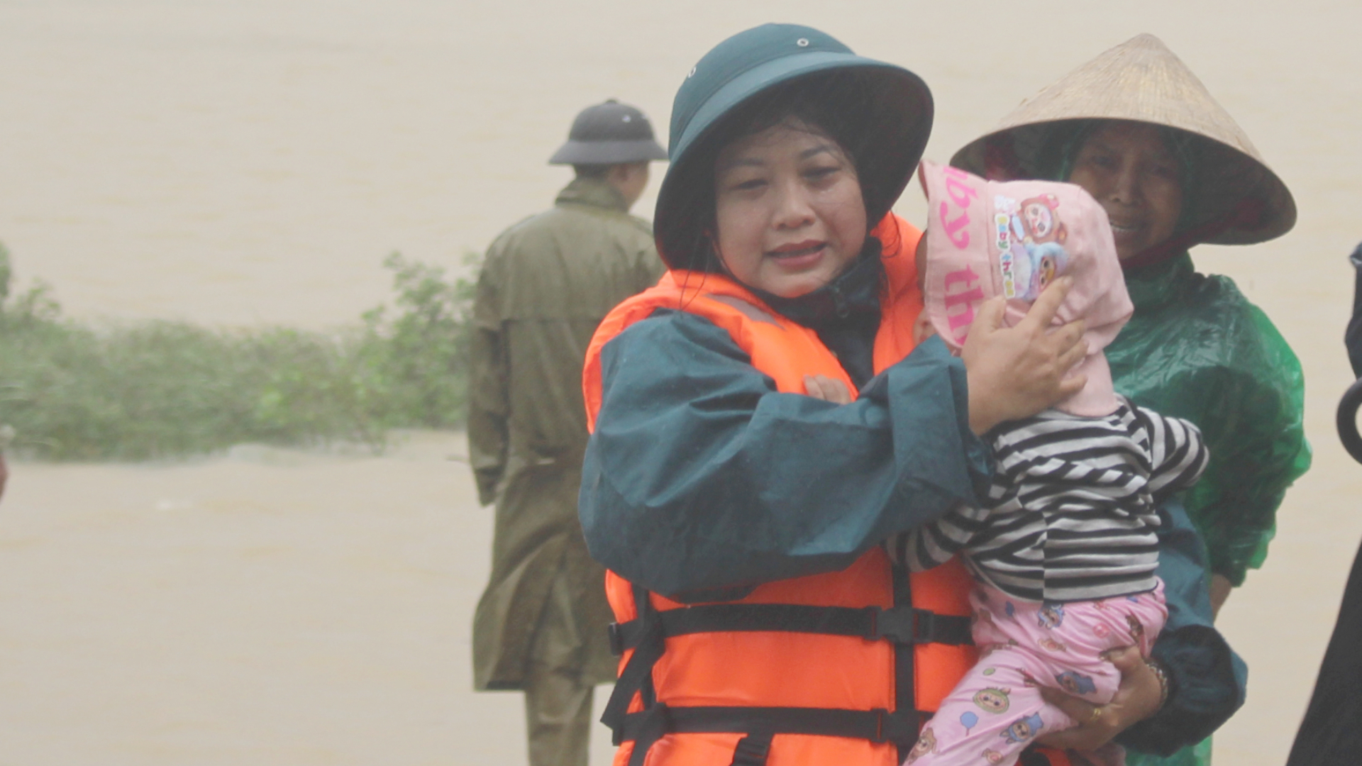 Cõng người già, bế trẻ em chạy tránh bão số 10 
