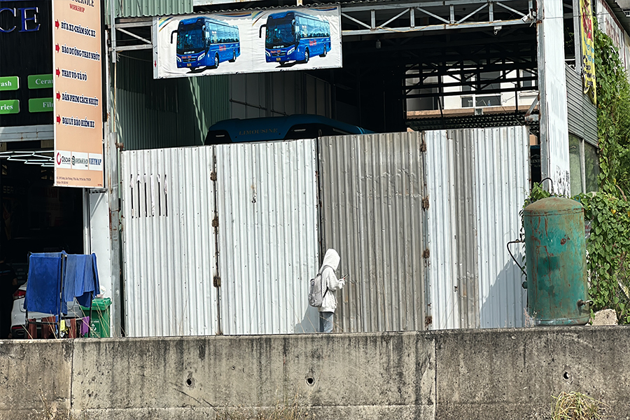 Sau khi PV thông tin về đoàn kiểm tra khoảng 20 phút, nhà xe Nam Hải dời toàn bộ xe, đóng kín cửa. Thậm chí không mở cửa khi có người gọi. Ảnh: NGUYỄN YÊN