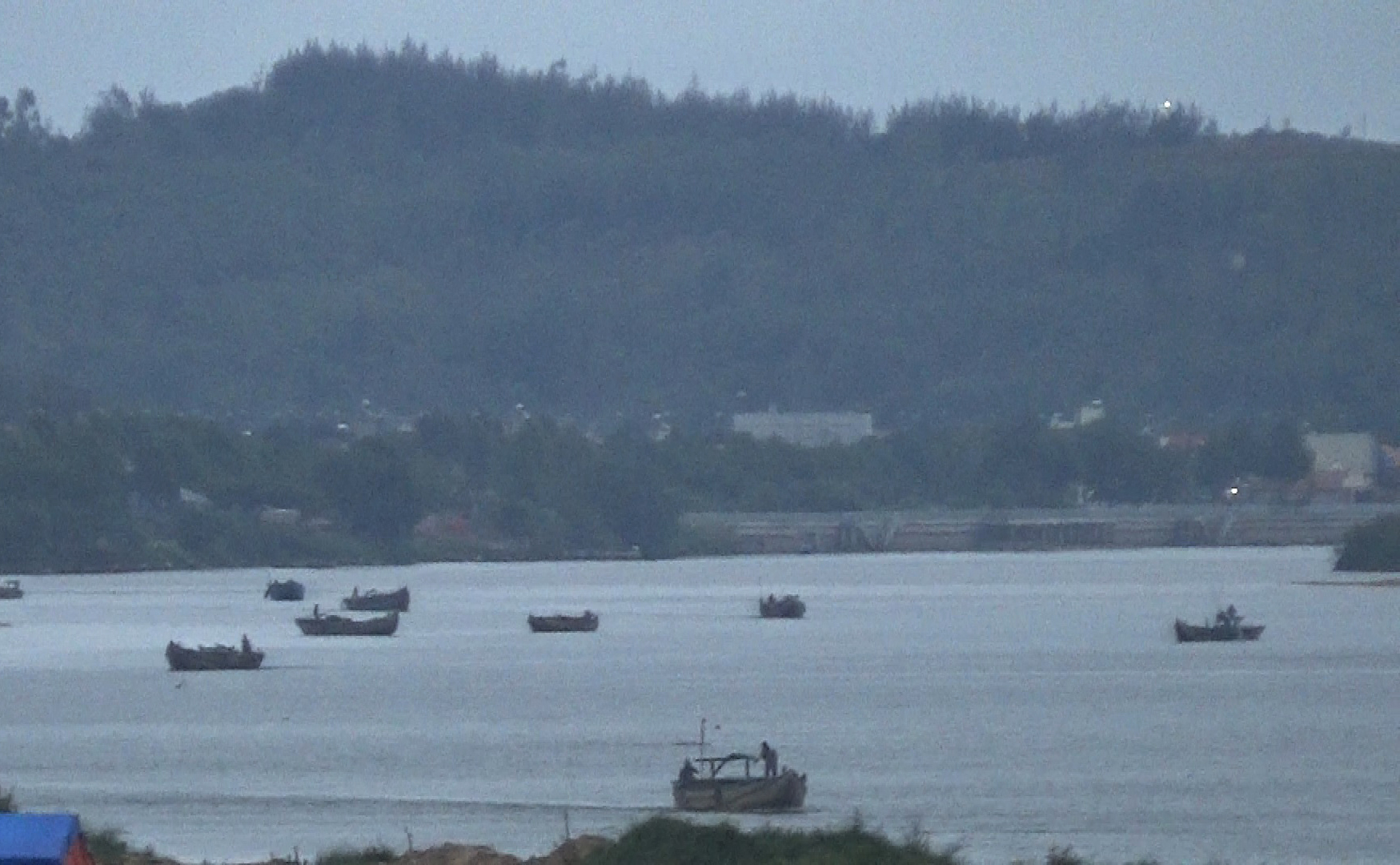 Dày đặc ghe trộm cát trên một đoạn sông Trà Khúc vào chiều tối 17-3. Ảnh: N.YÊN