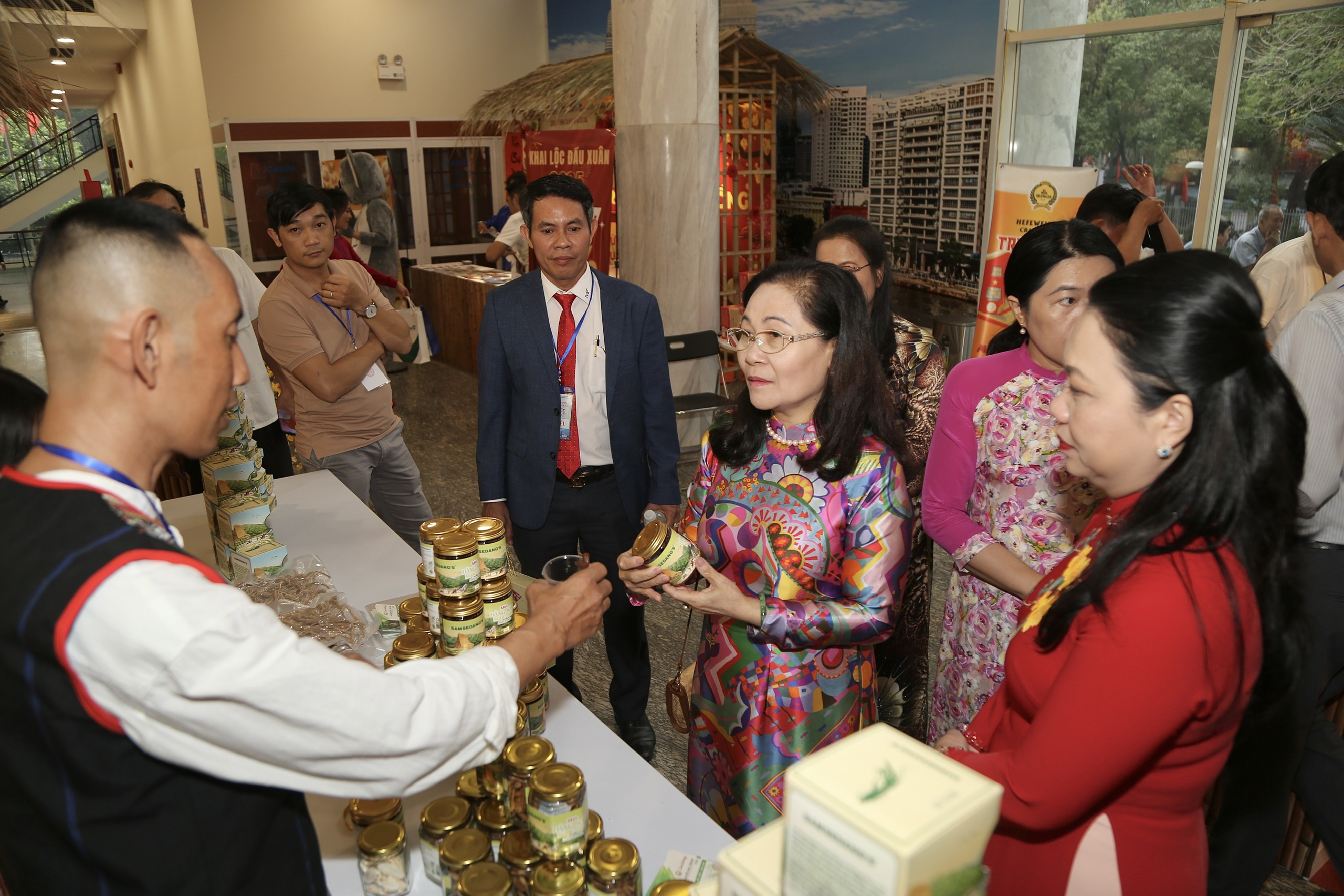 Bà Nguyễn Thị Lệ, Chủ tịch HĐND TP.HCM, gặp gỡ kiều bào nhân dịp mừng xuân 2025. Ảnh: HOÀNG GIANG