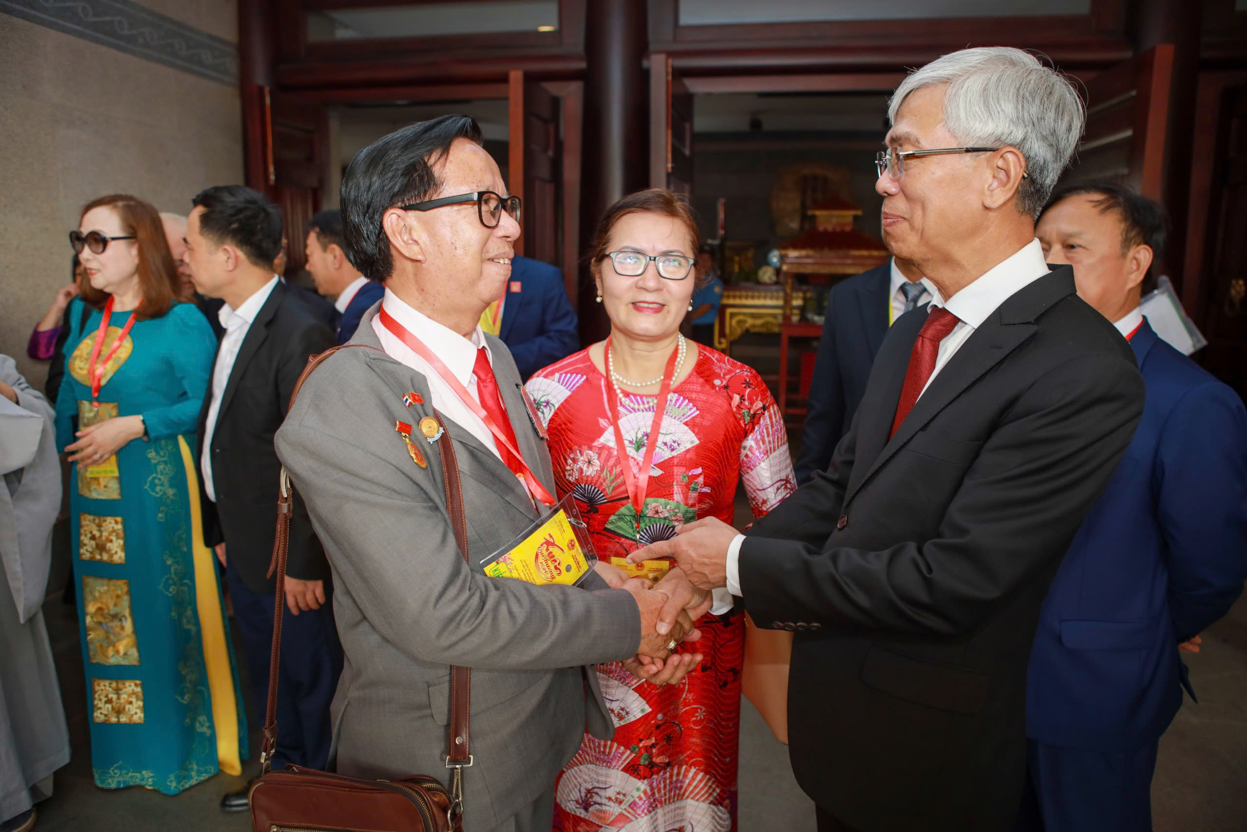 Phó Chủ tịch UBND TP.HCM Võ Văn Hoan (phải) trò chuyện cùng kiều bào nhân dịp chương trình Xuân quê hương 2024. Ảnh: NGUYỆT NHI