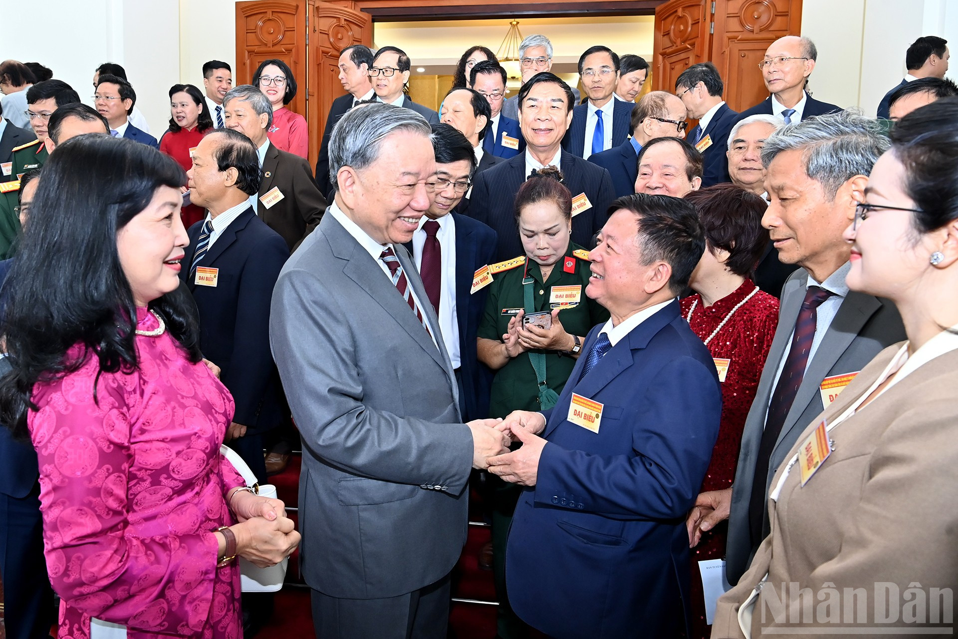 Tổng Bí thư Tô Lâm cùng các đại biểu tại Hội nghị gặp mặt đại biểu trí thức, nhà khoa học, văn nghệ sĩ nhân kỷ niệm 80 năm Cách mạng Tháng Tám và Quốc khánh 2-9 vào ngày 6-8. Ảnh: BÁO NHÂN DÂN