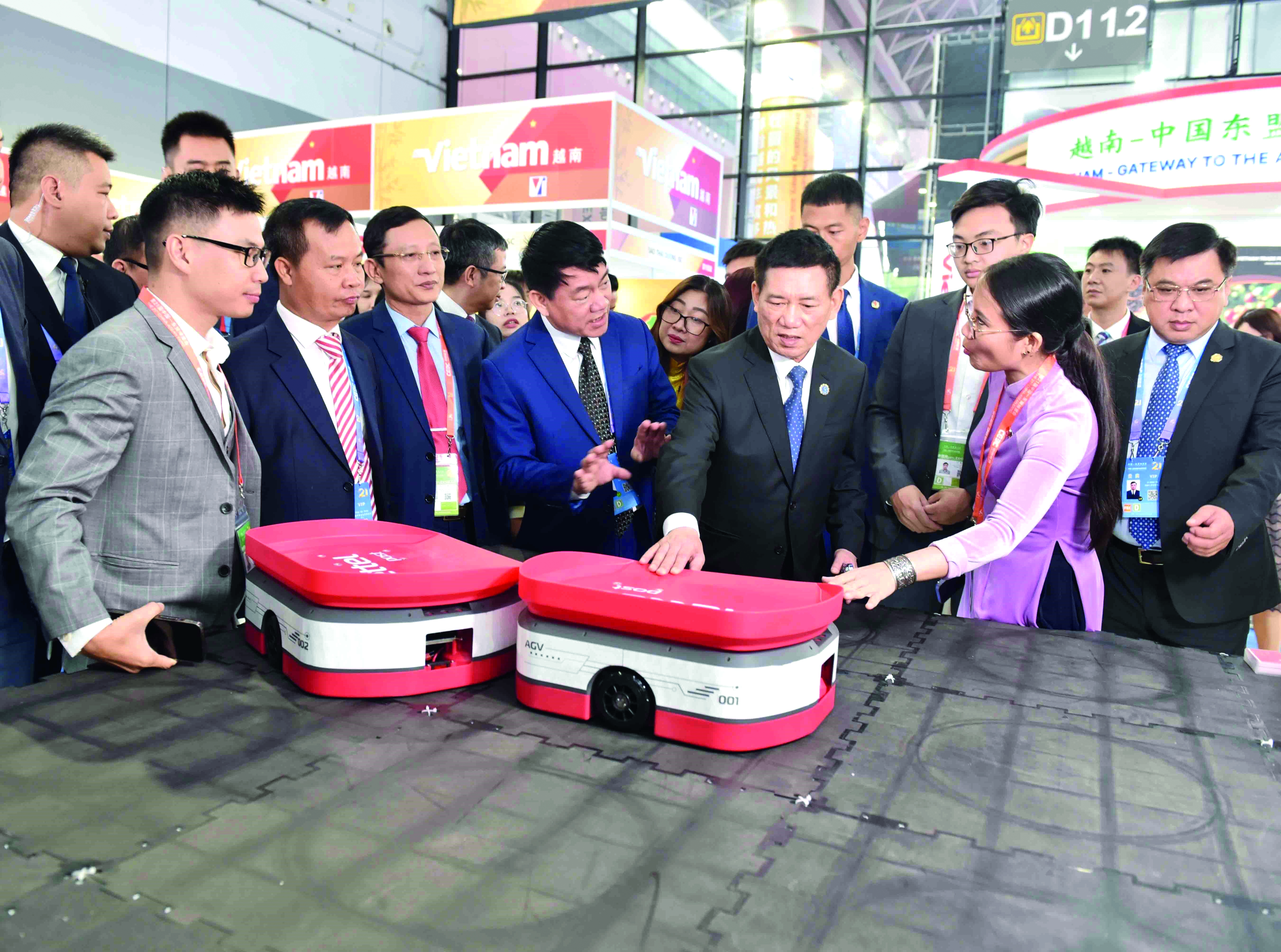 Phó Thủ tướng Hồ Đức Phớc (hàng đầu tiên, thứ hai từ phải qua) và đoàn đại biểu Việt Nam tham quan các gian hàng của doanh nghiệp Việt Nam tại Hội chợ Trung Quốc - ASEAN. Ảnh: TTXVN