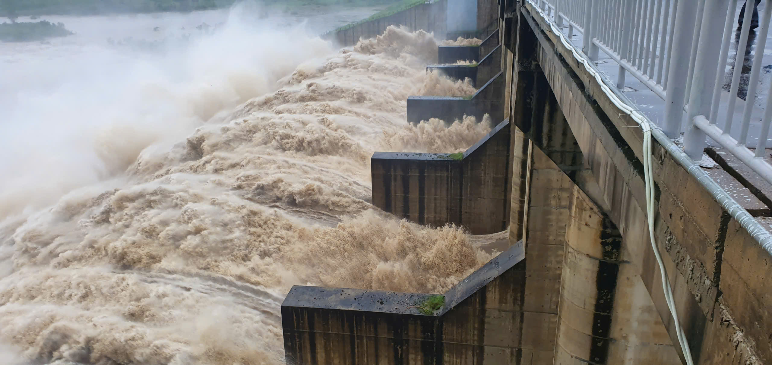 Chiều 19-11, thủy điện Sông Ba Hạ xả lũ cao nhất từ trước đến nay. Ảnh: TẤN LỘC