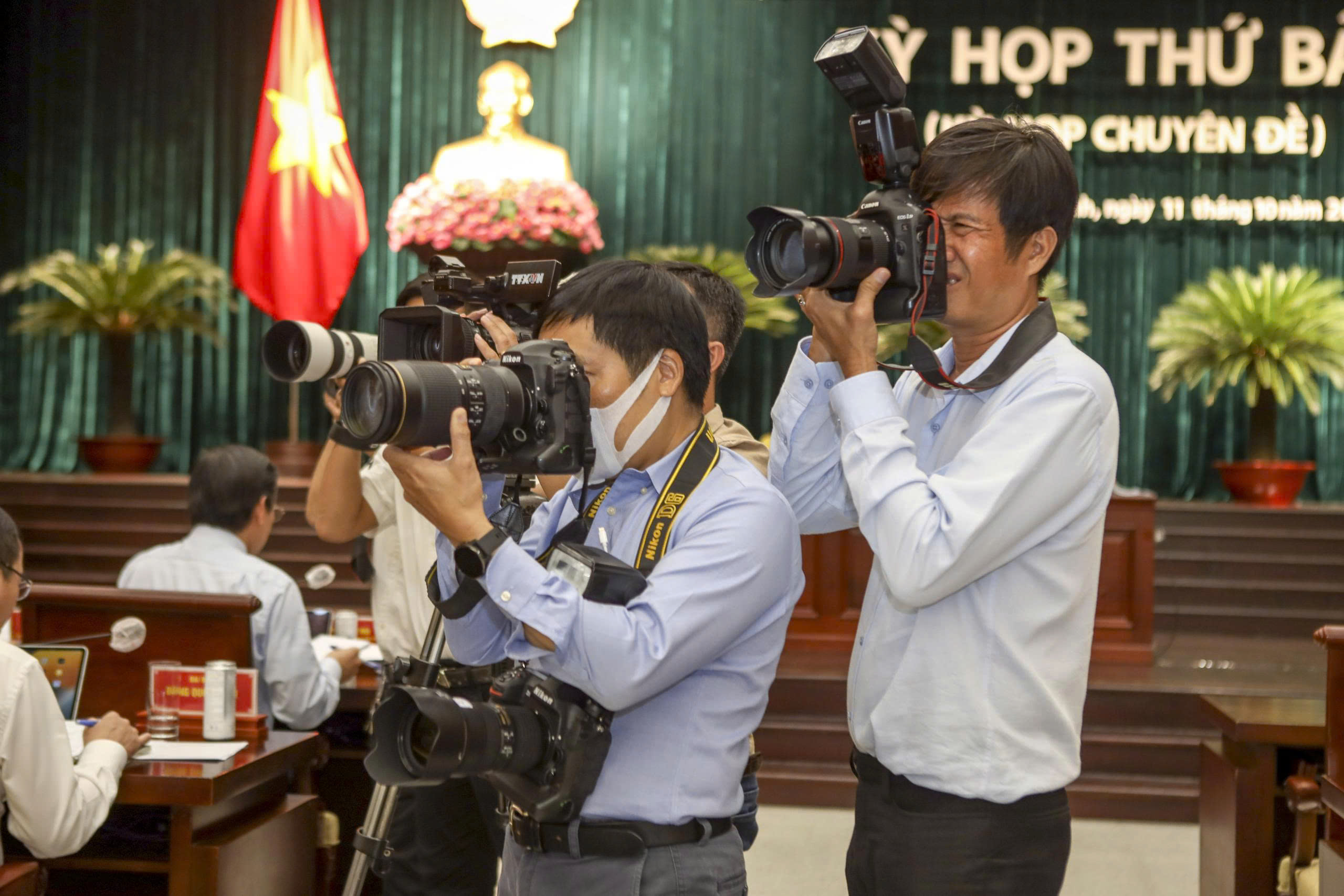 Phóng viên tác nghiệp đưa tin ở TP.HCM. Ảnh: NGUYỆT NHI