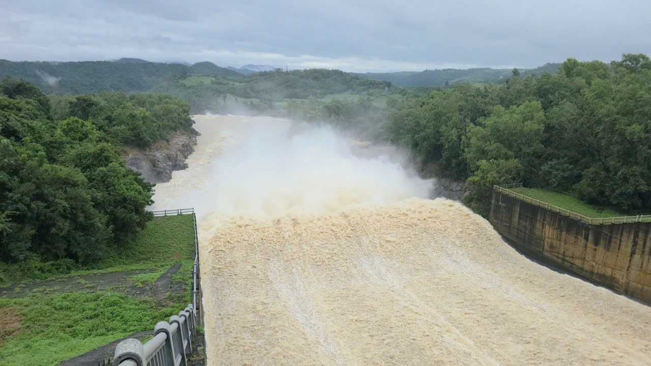 Các thủy điện trên lưu vực sông Ba đang vận hành xả lũ trong tháng 11-2025. Ảnh: LÊ KIẾN - TẤN LỘC