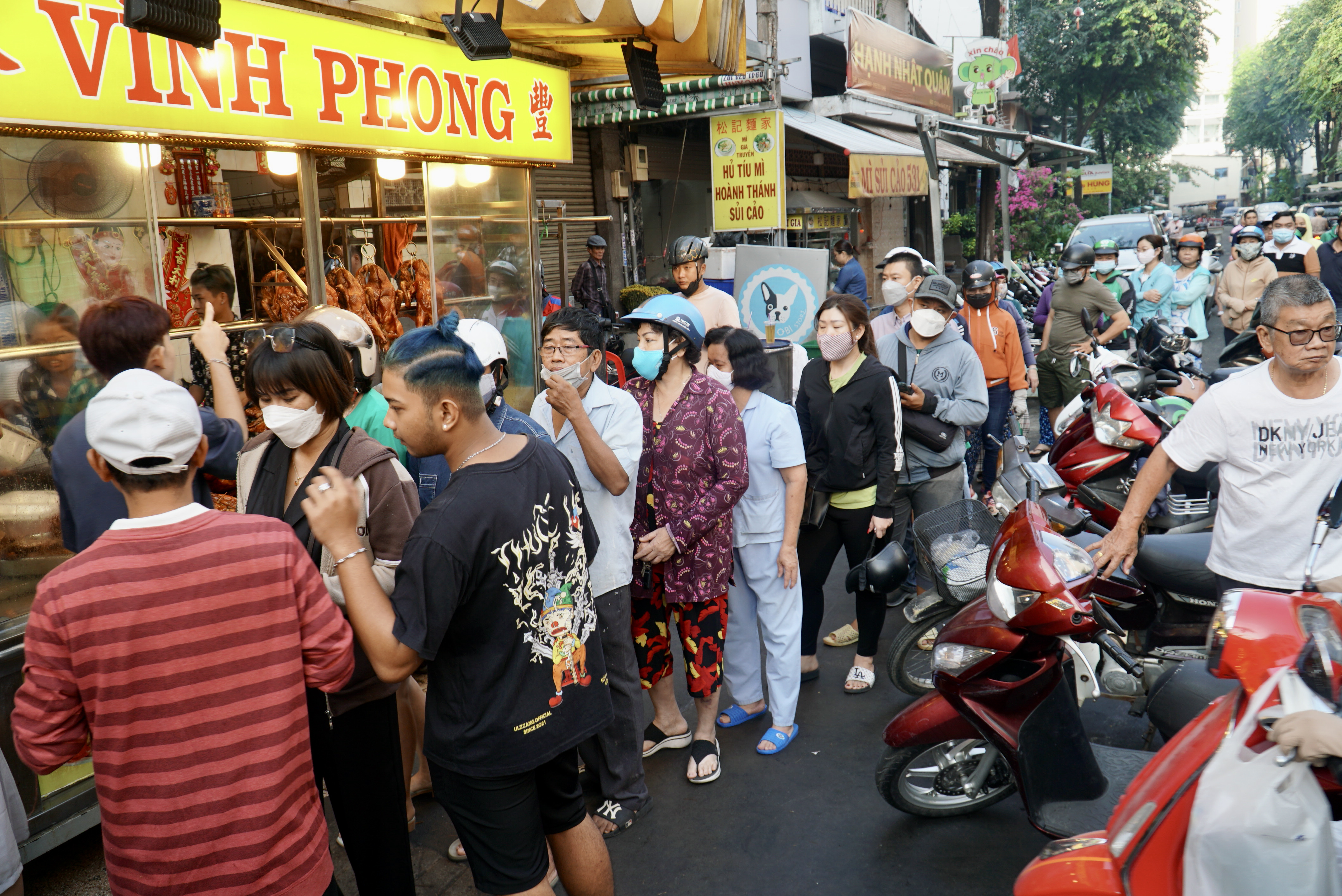 Xếp hàng dài chờ mua vịt, heo quay cúng vía Thần Tài