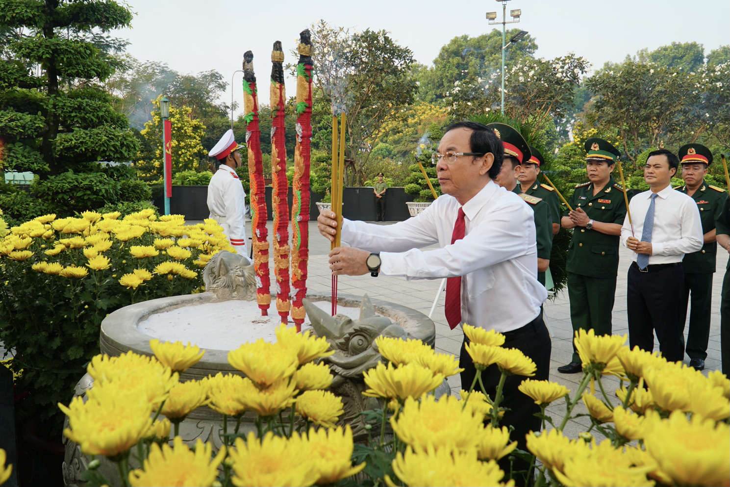 Lãnh đạo TP.HCM dâng hương tưởng niệm anh hùng liệt sĩ nhân Tết Giáp Thìn 2024