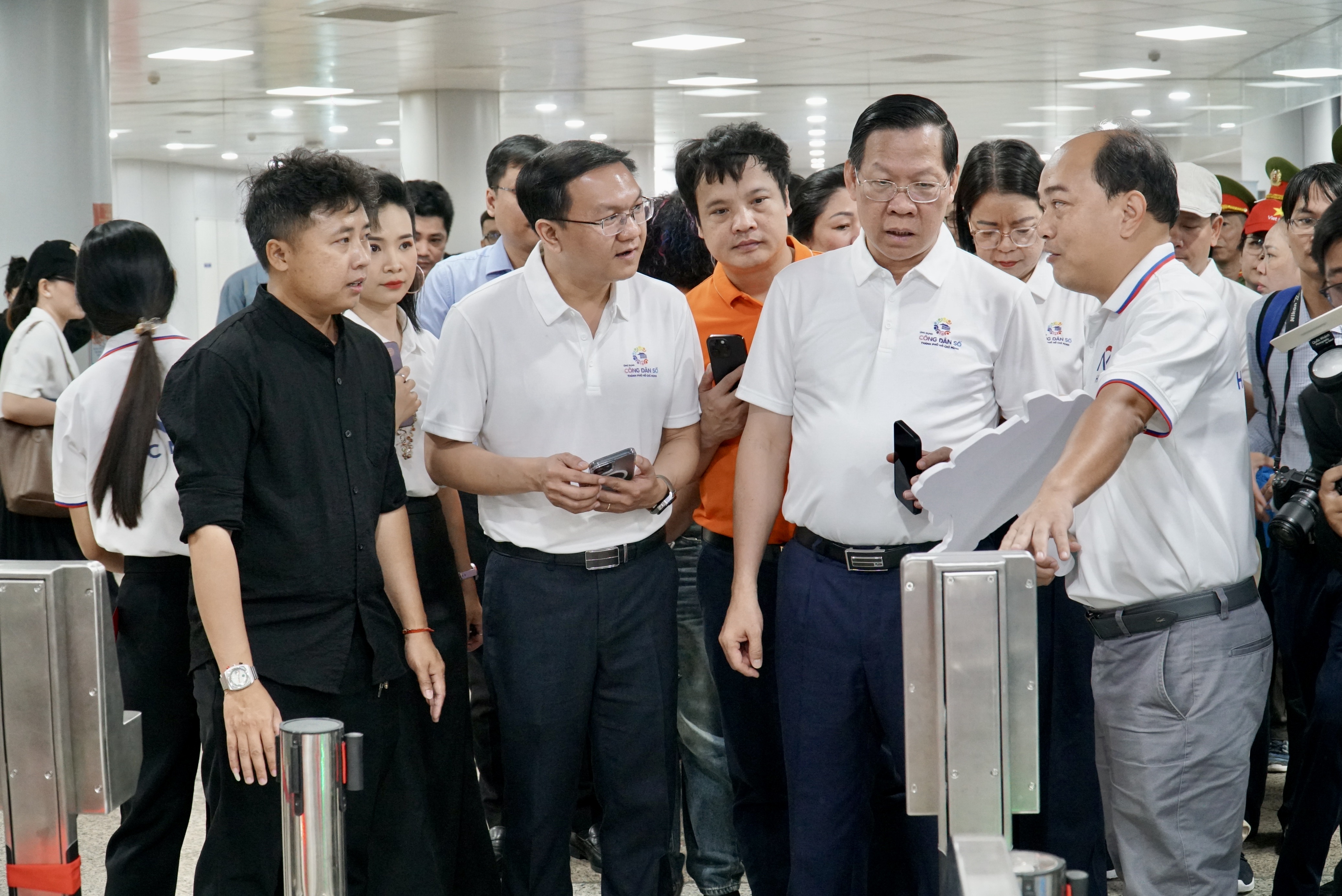 Chủ tịch TP.HCM Phan Văn Mãi dùng app Công dân số để đi metro