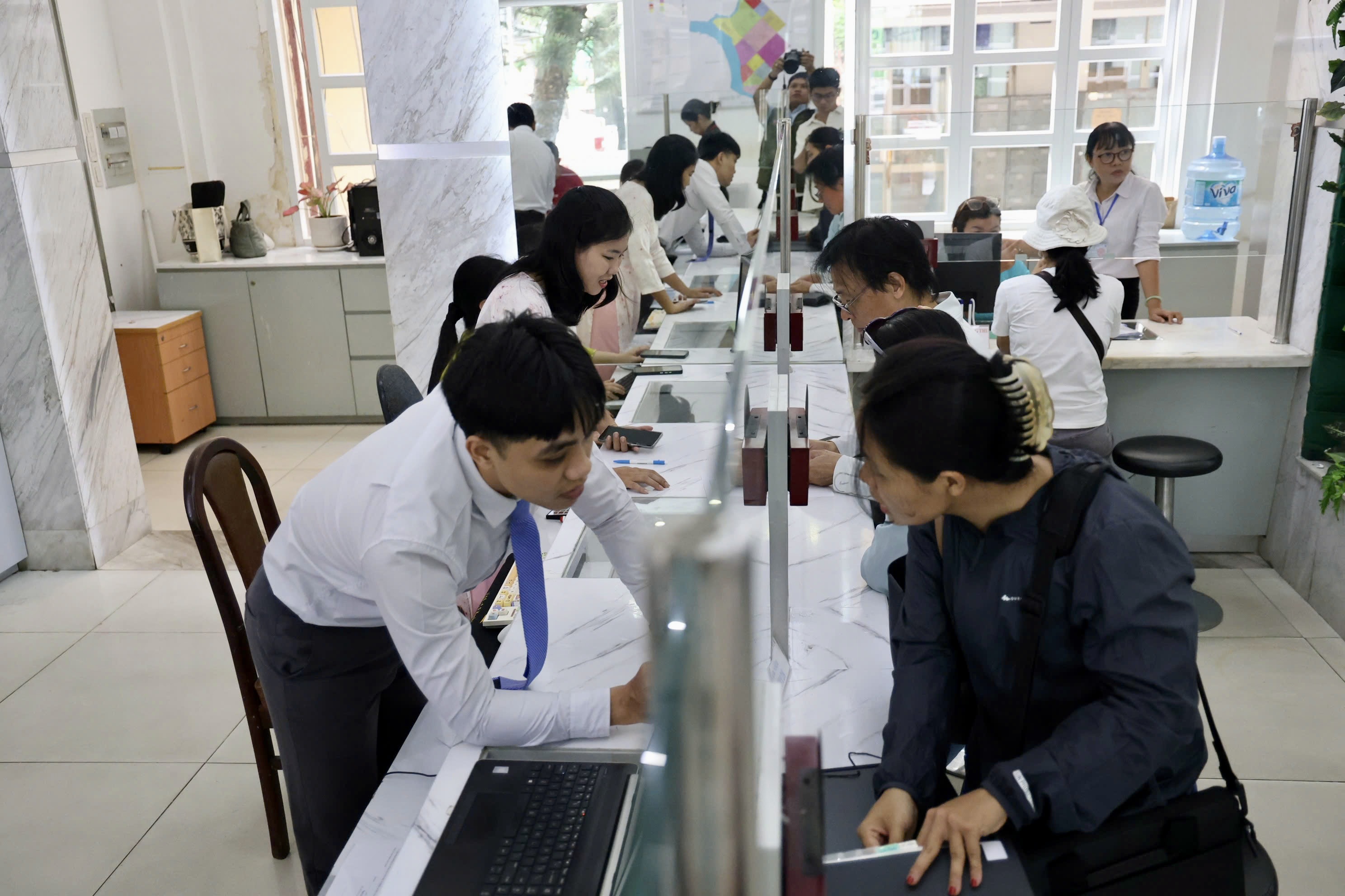 Ngày đầu vận hành chính quyền 2 cấp ở TP.HCM: Cán bộ tận tình, người dân hài lòng