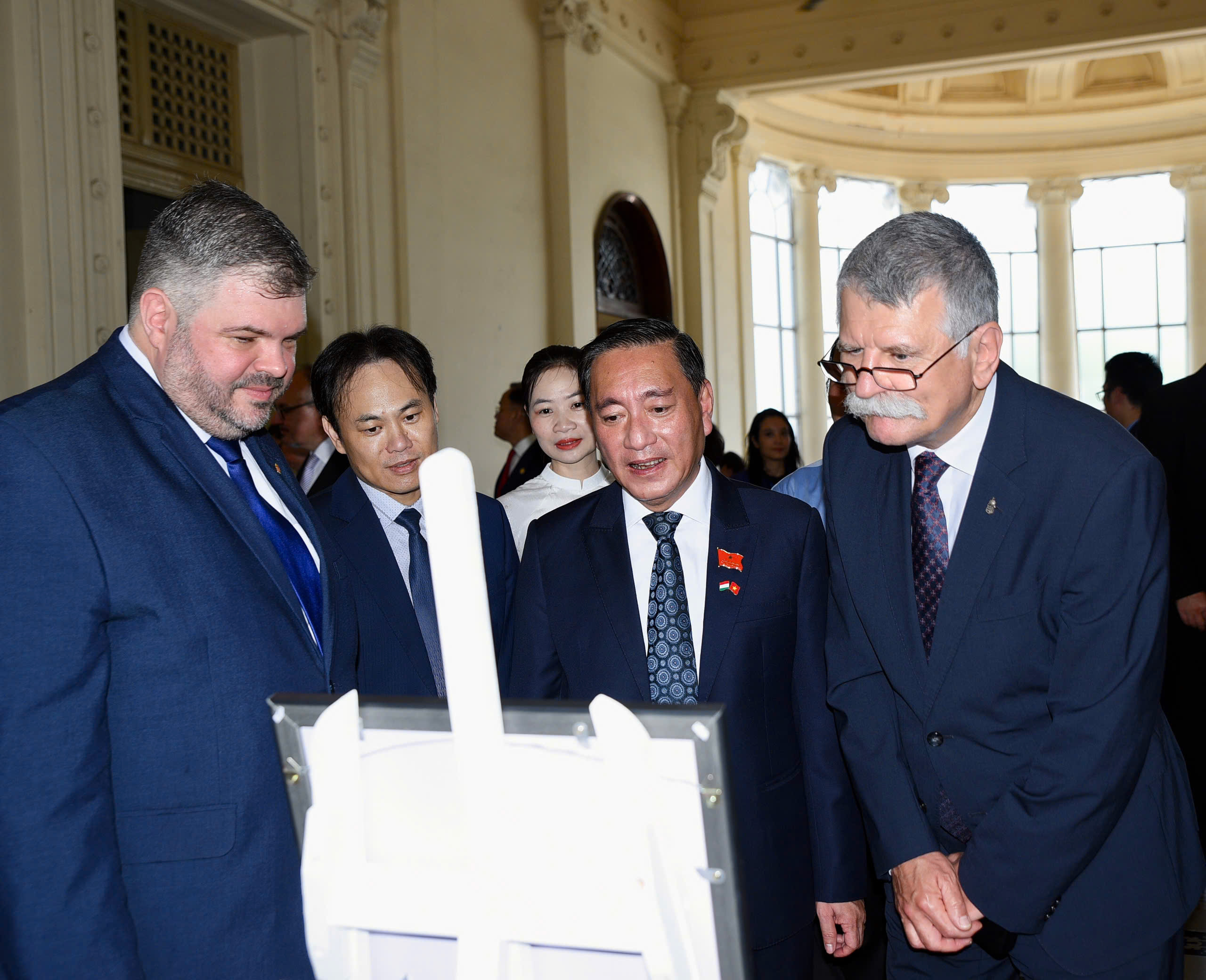 Chủ tịch Quốc hội Hungary xem triển lãm ảnh về Sài Gòn cách đây hơn 1 thế kỷ