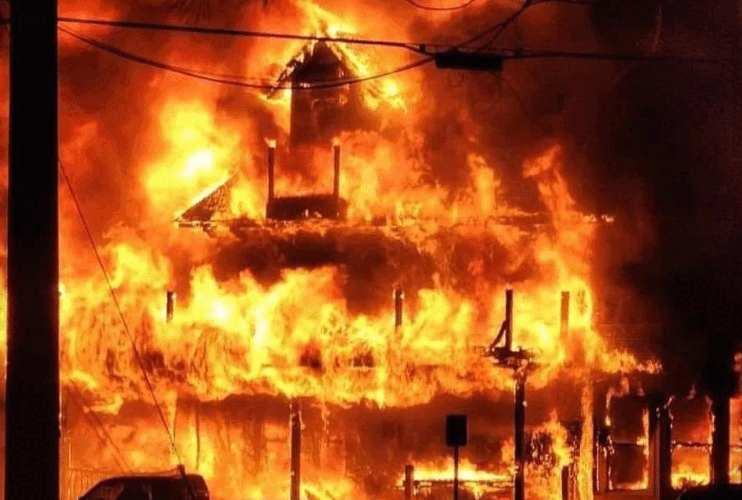 VIDEO: Ngọn lửa lớn 'nuốt chửng' ngôi nhà 3 tầng ở Mỹ