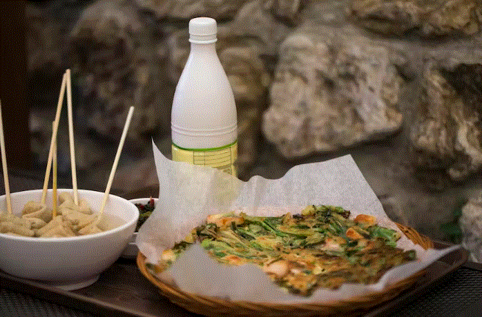 Một đĩa pajeon kết hợp hoàn hảo với một chai makgeolli.