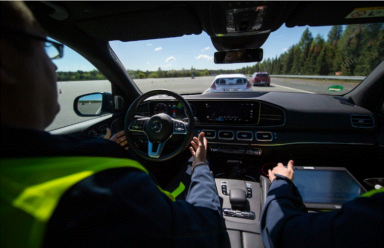 Thử nghiệm hệ thống phanh khẩn cấp tự động. Ảnh: Motorbiscuit.