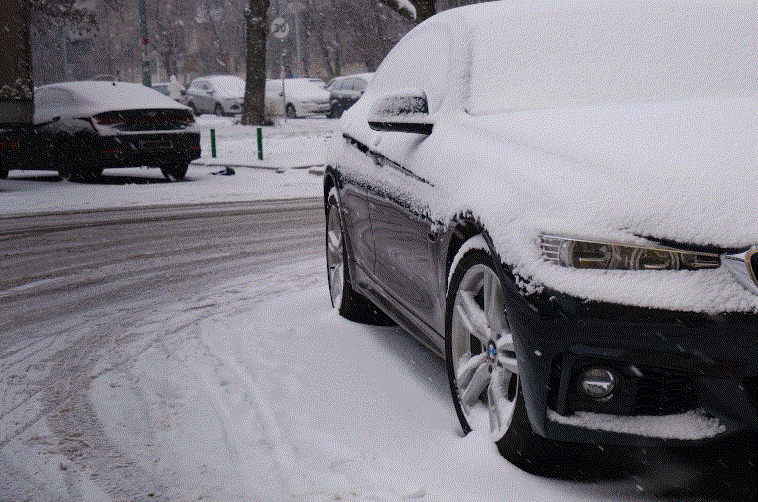 Bạn có thể sử dụng sáp đặc biệt cho mùa đông để giảm bớt tác hại lên sơn xe. Ảnh: Motorbiscuit. Bạn có thể sử dụng sáp đặc biệt cho mùa đông để giảm bớt tác hại lên sơn xe. Ảnh: Motorbiscuit.