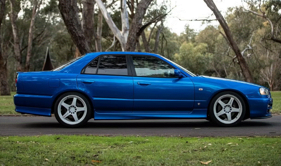 Chiếc sedan R34 trở thành một chiếc xe tuyệt vời. Ảnh: Hotcars.