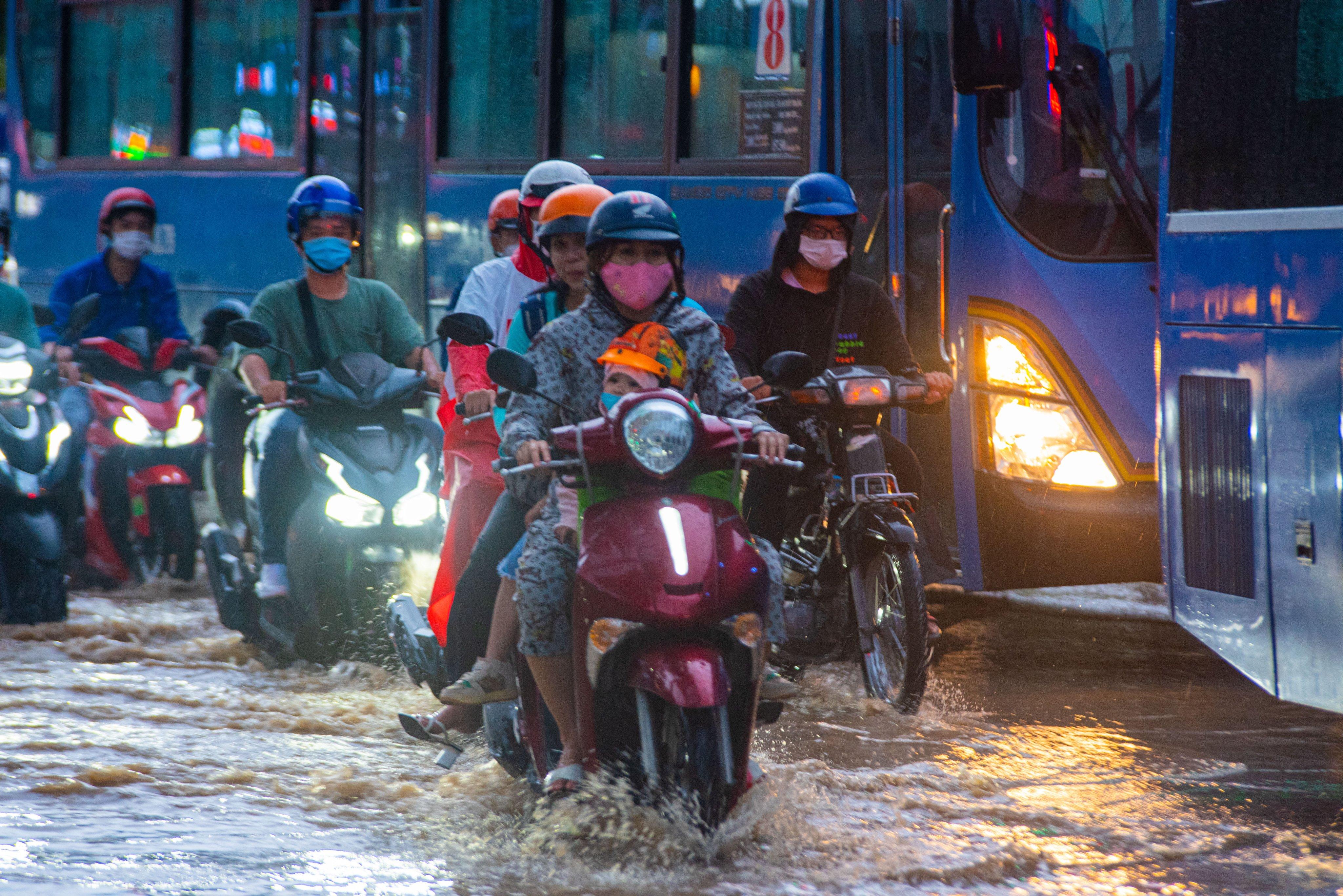 Sau cơn mưa lớn, người dân TP.HCM bì bõm về nhà