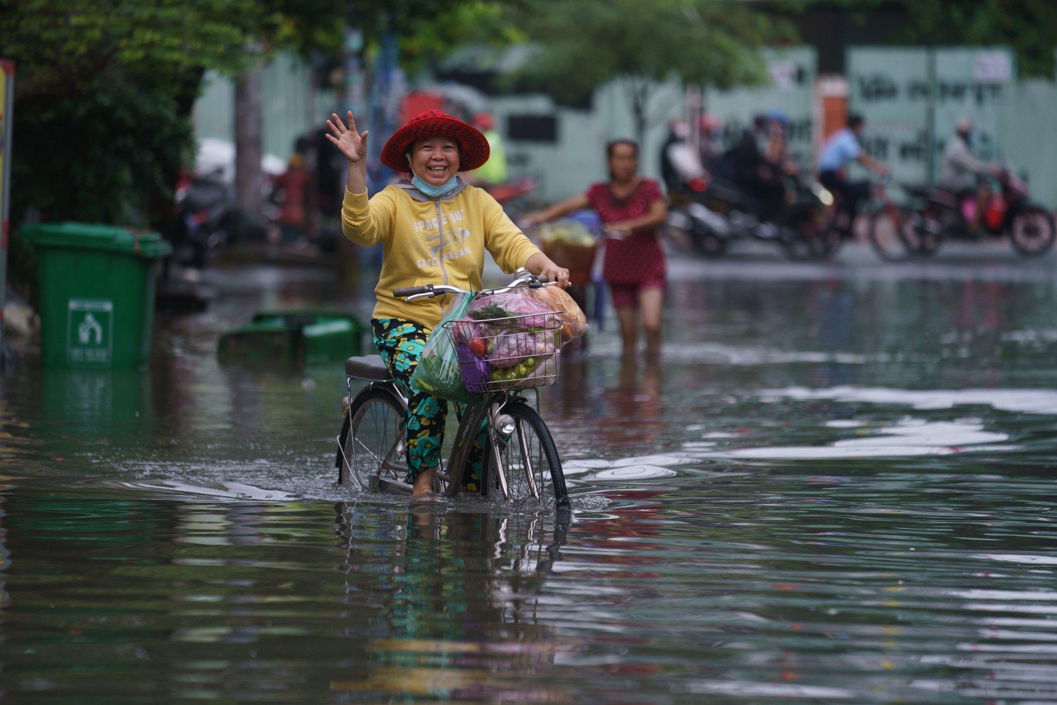 Triều cường đạt đỉnh: Nhiều tuyến đường ở TP.HCM ngập sâu