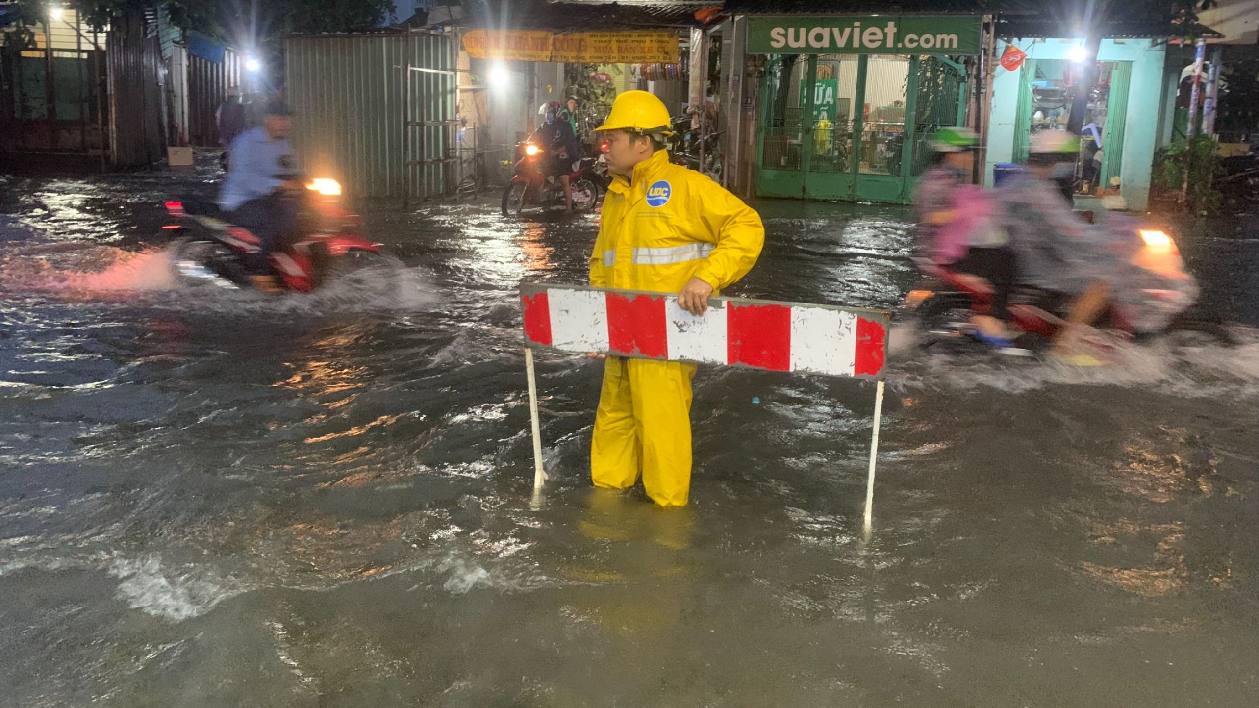 Nhiều tuyến đường ở TP.HCM ngập sâu sau cơn mưa rất lớn