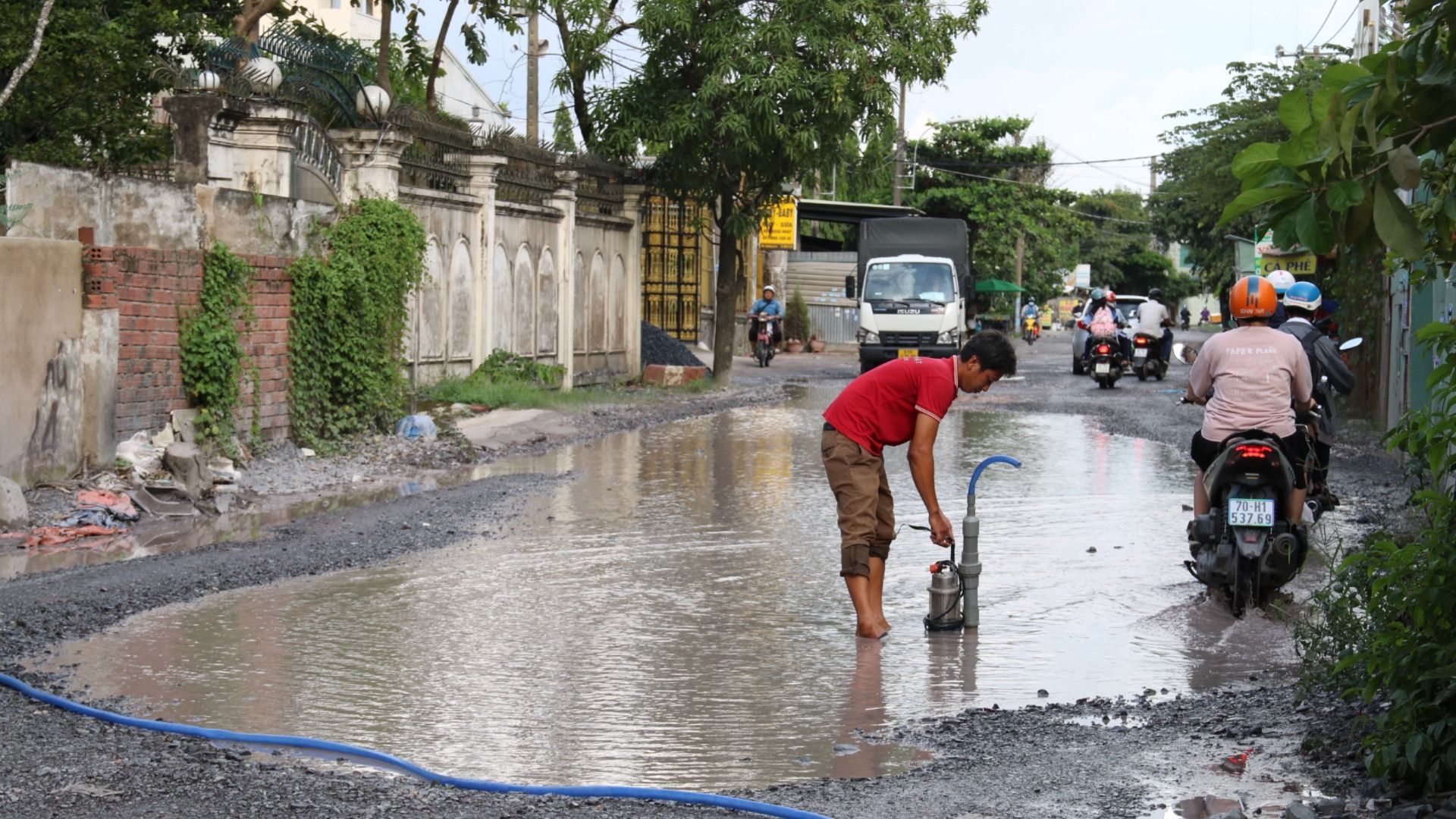 Dân khổ vì đường Bưng Ông Thoàn xuống cấp, ngập nước, nhếch nhác