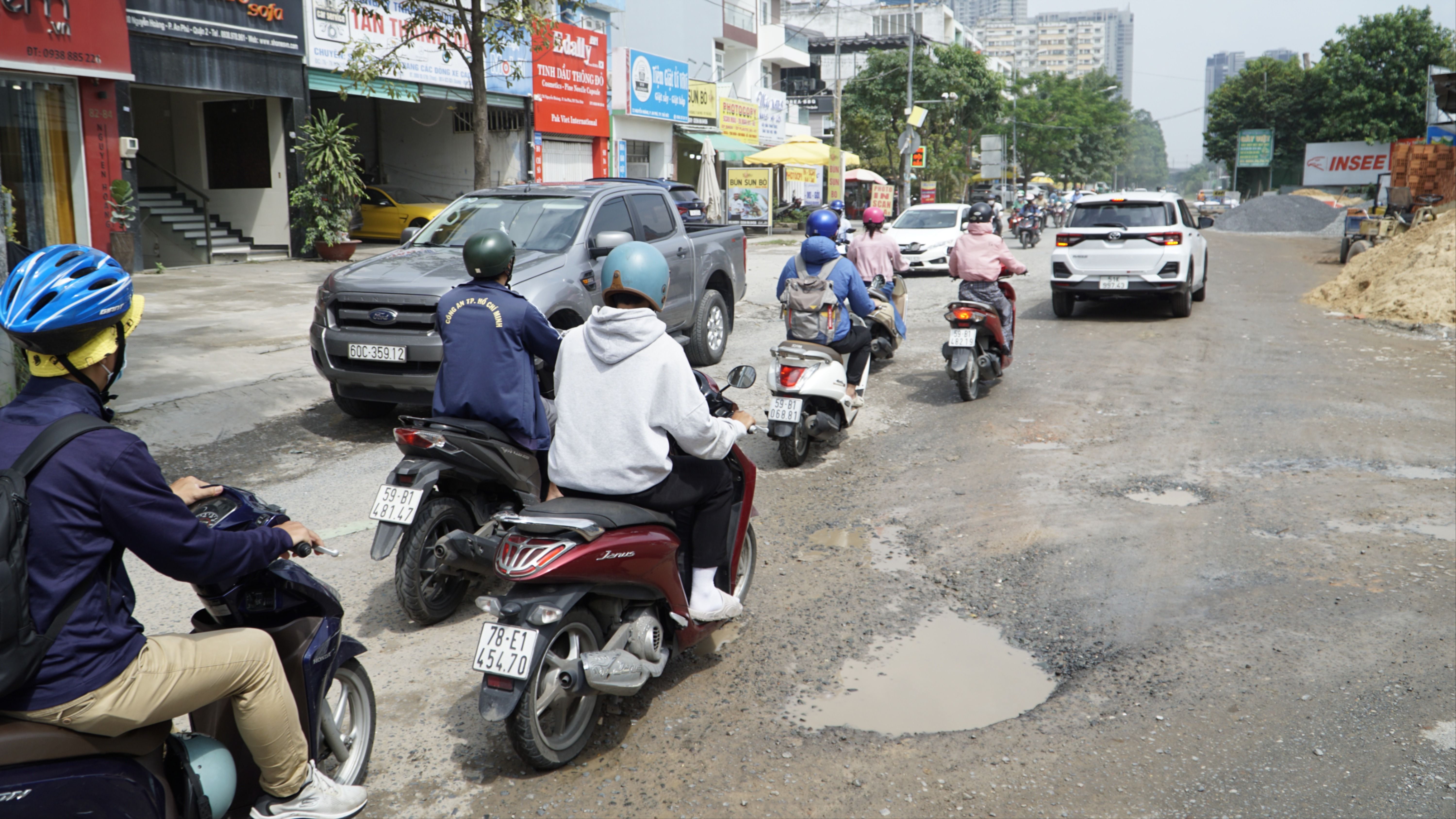 Đường Nguyễn Hoàng, TP Thủ Đức: Khói bụi, xuống cấp