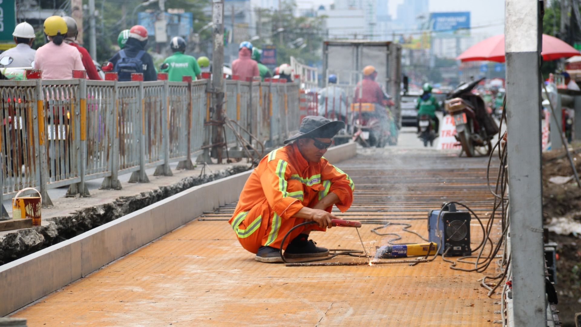 Cầu Ông Dầu được mở rộng thêm 2,5m, quốc lộ 13 qua Thủ Đức sắp đỡ ùn tắc