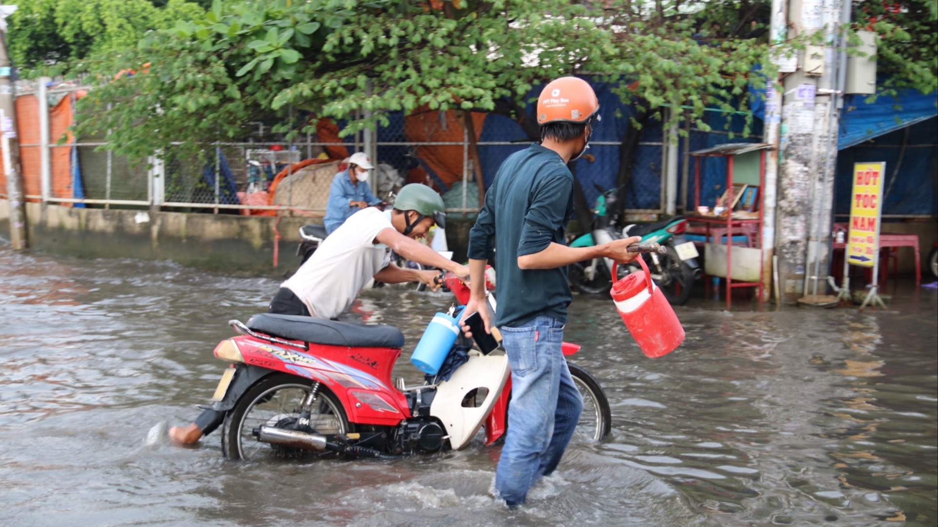 TP.HCM: Nhiều tuyến đường ngập sâu sau cơn mưa chiều 