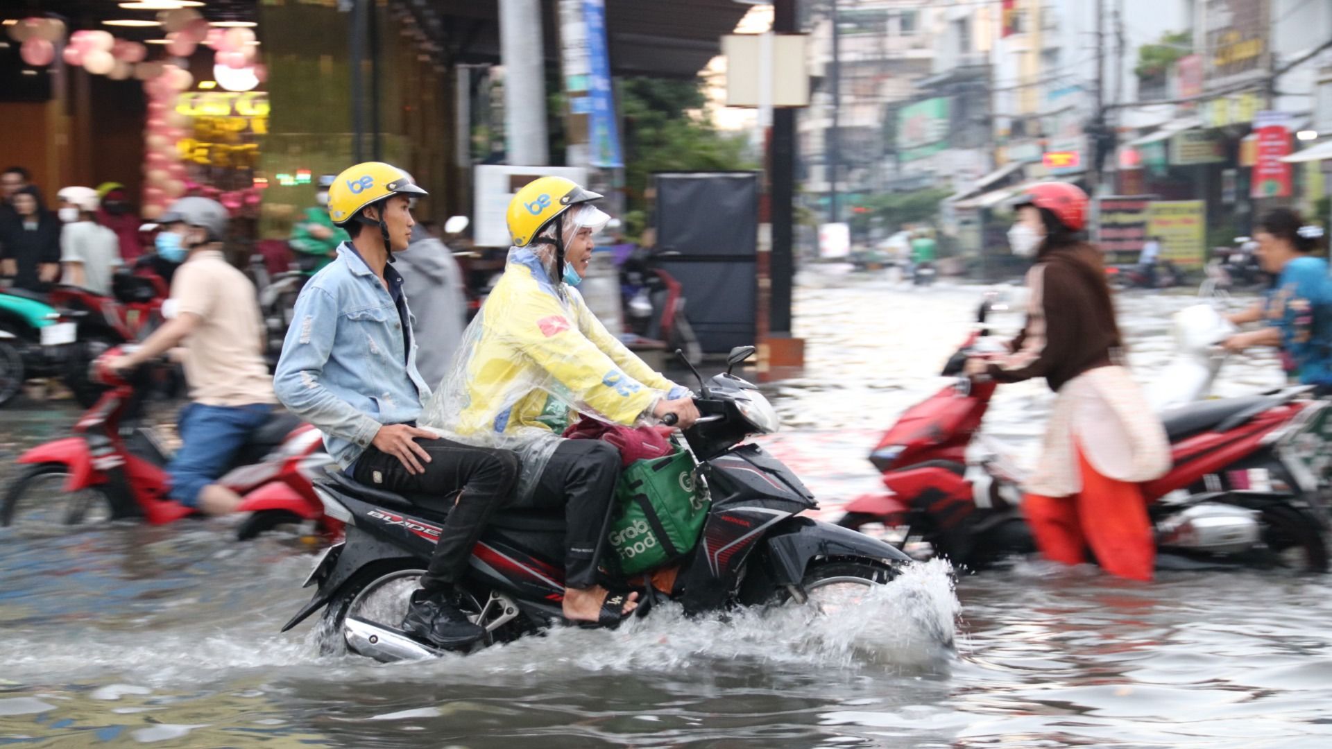 Nhiều tuyến đường ở TP.HCM ngập sâu sau cơn mưa lớn