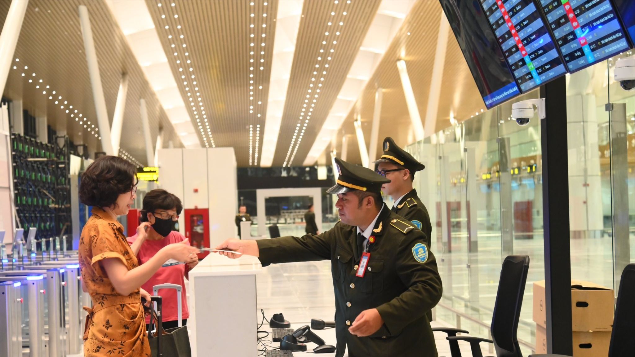 Hình ảnh những vị khách đầu tiên được trải nghiệm Nhà ga T3 sân bay Tân Sơn Nhất