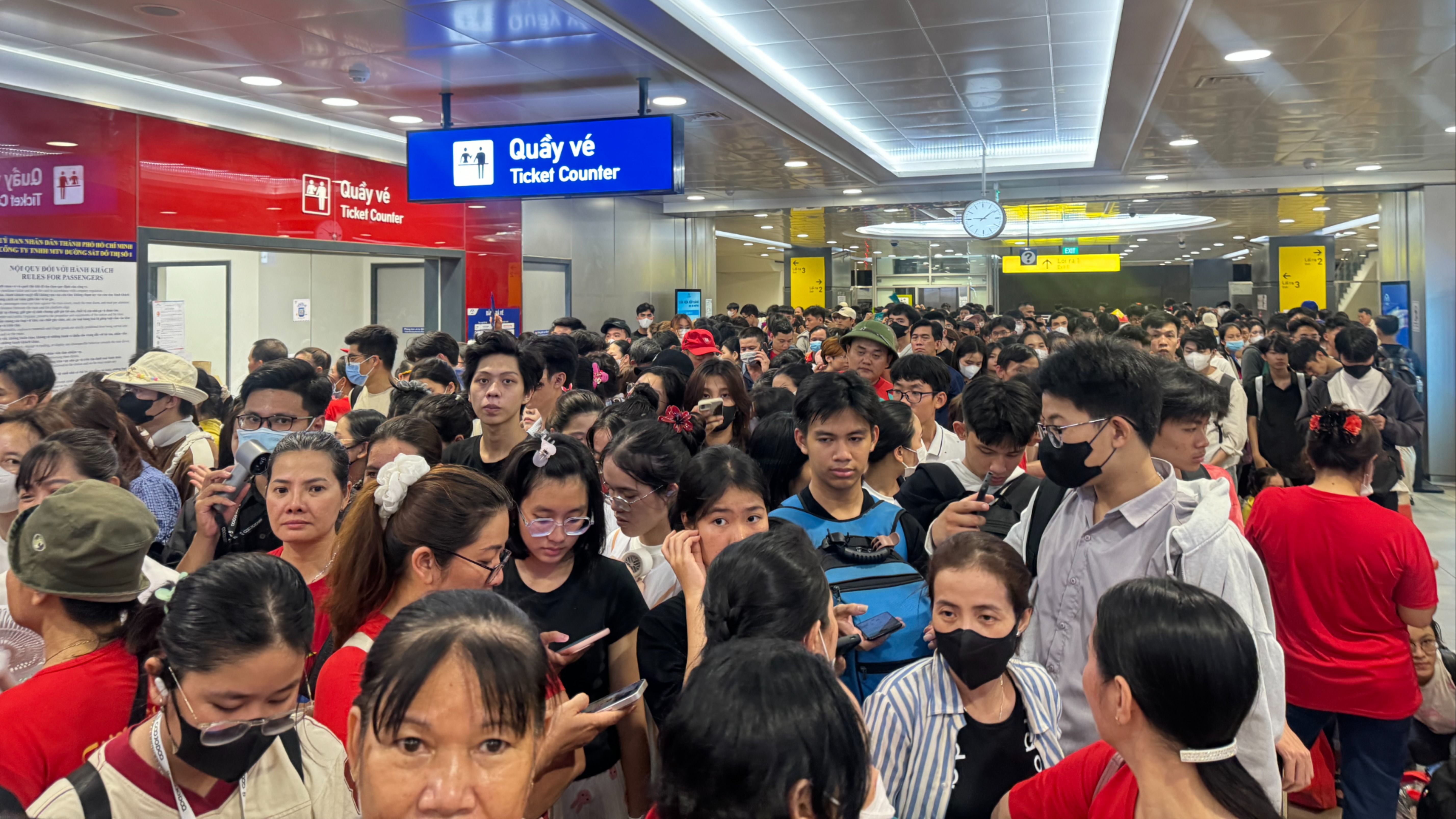21 giờ, metro số 1 vẫn nườm nượp người dân di chuyển vào trung tâm TP.HCM