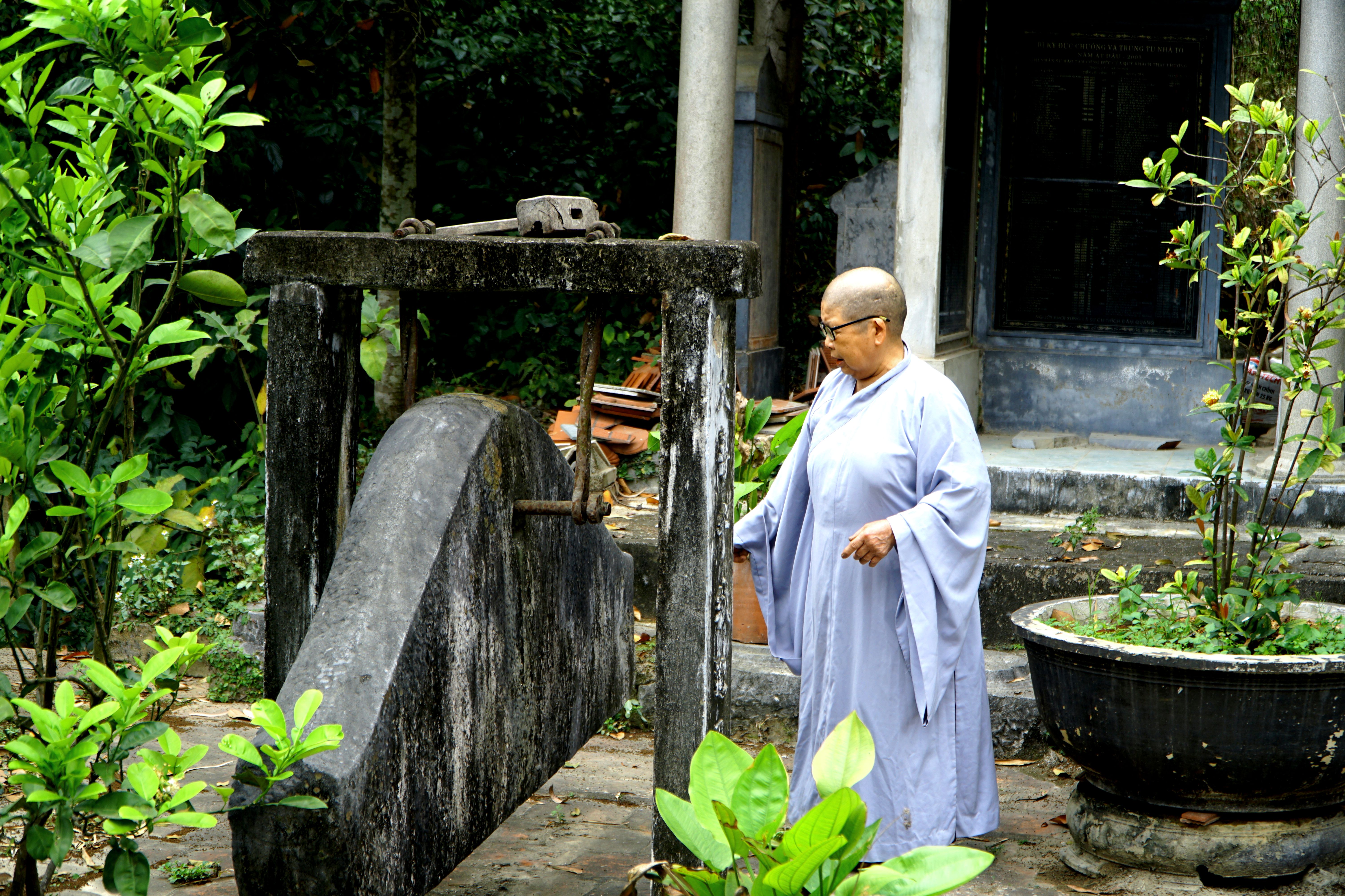 Khánh đá ngân vang như chuông đồng ở ngôi chùa cổ ngàn năm