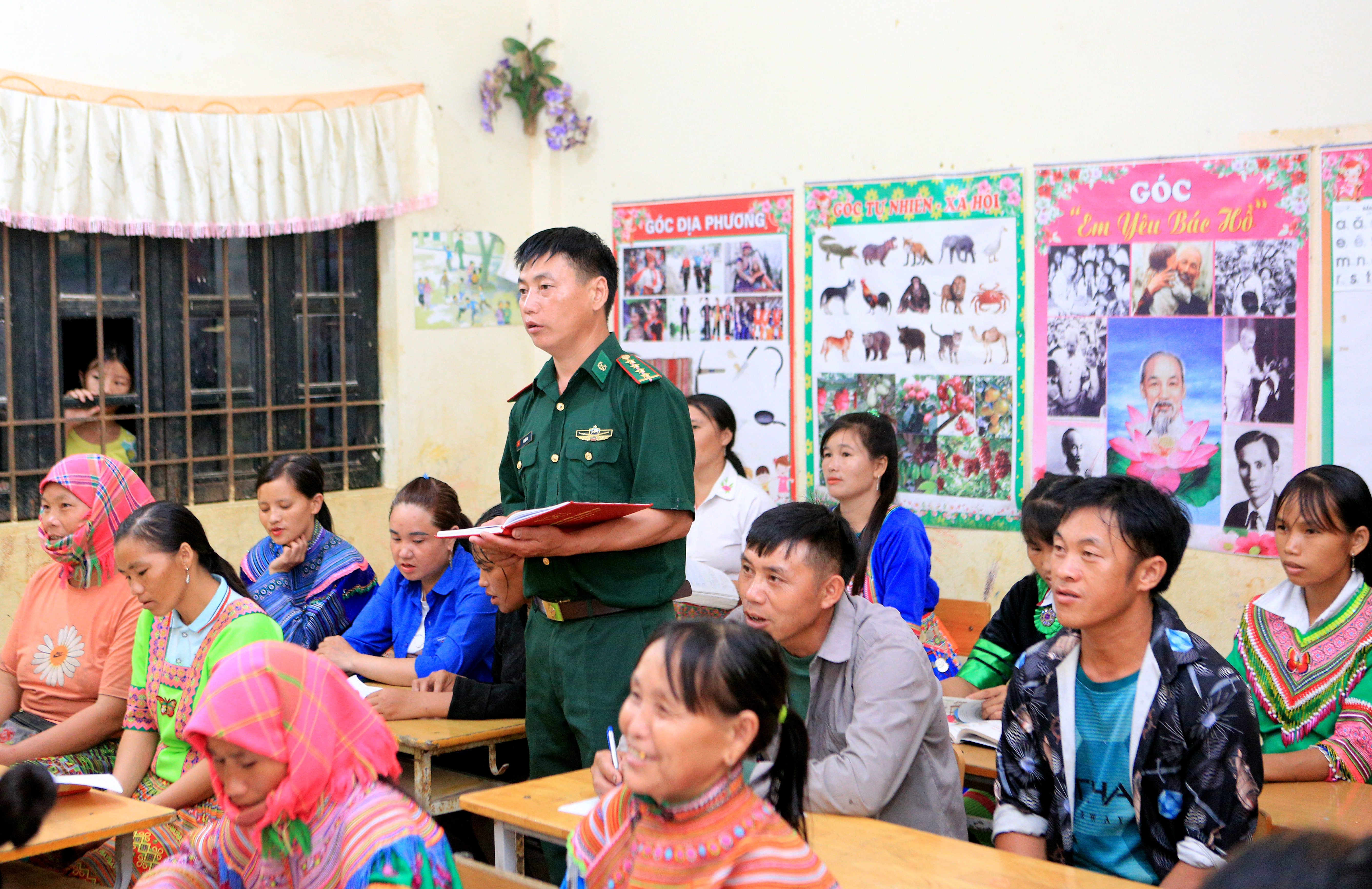 Đại úy Biên phòng đi xóa mù chữ trong bản 'nhiều không'