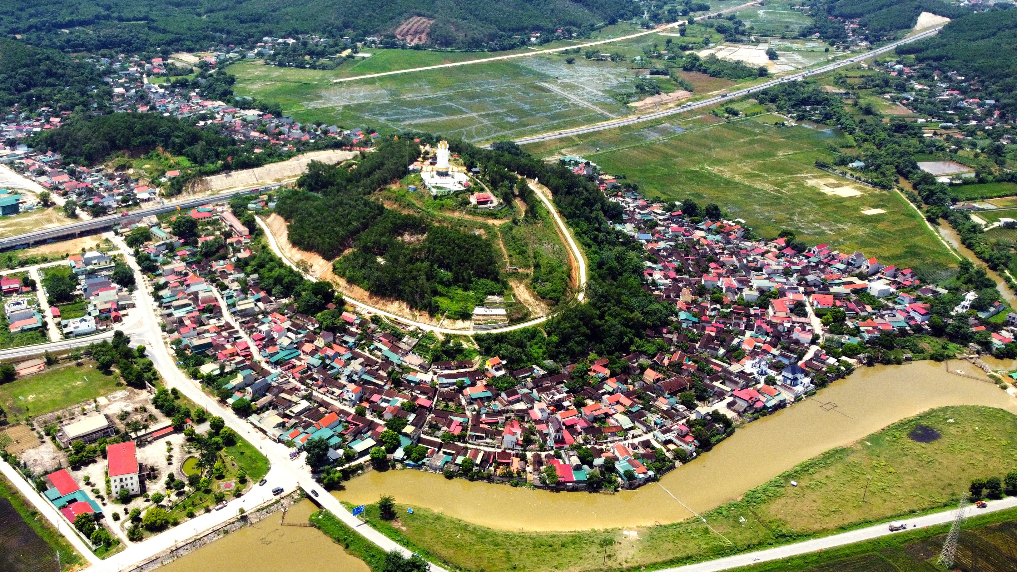 Vẻ đẹp làng cổ Tiên Hòa và bí mật Cồn Cổ Ngựa 6.000 năm