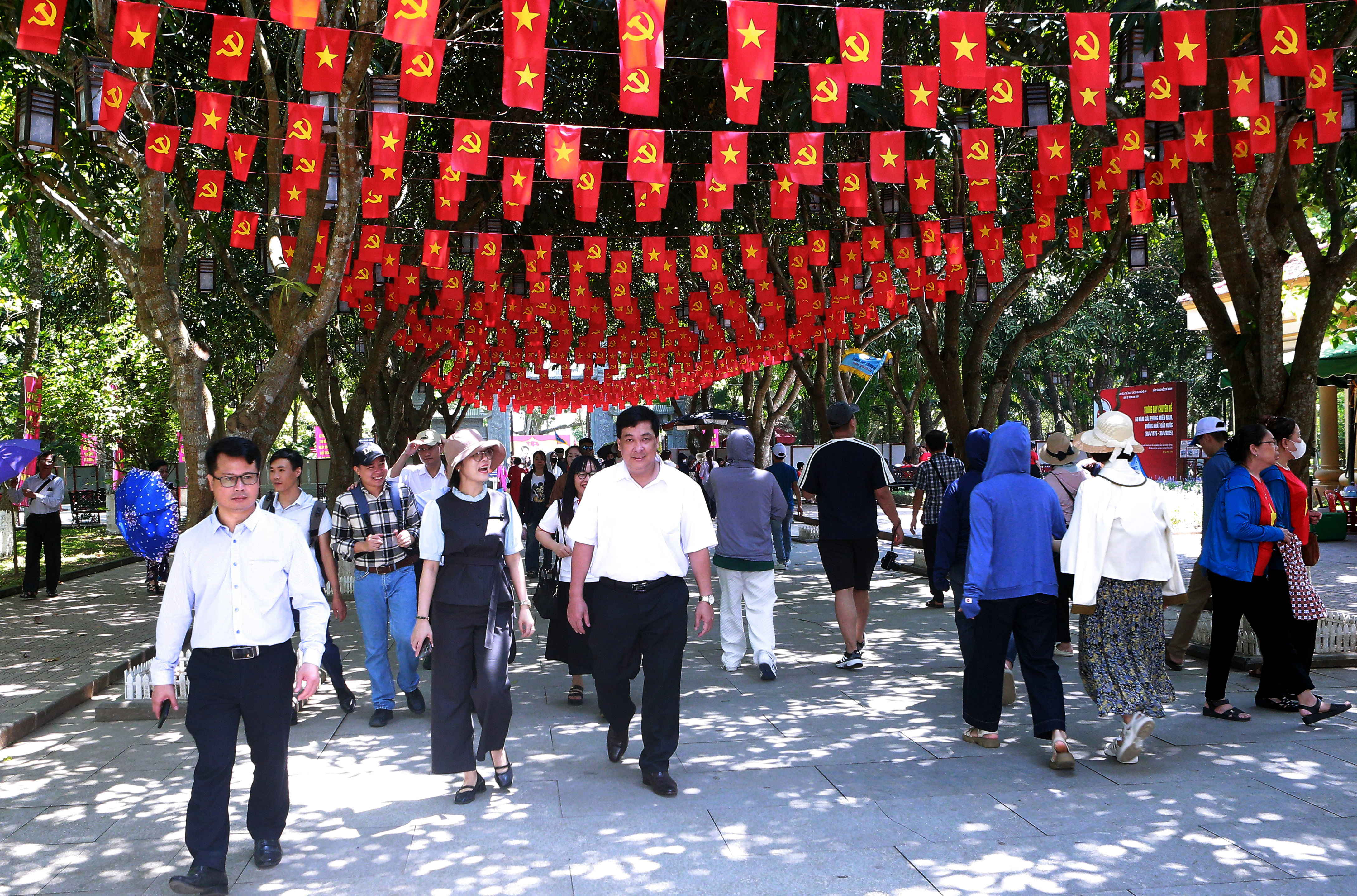 Hàng vạn người từ mọi miền Tổ quốc về thăm Làng Sen quê Bác
