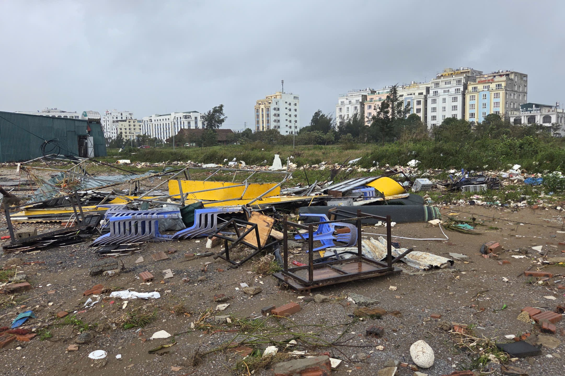 Thanh Hóa: Khu du lịch Hải Tiến ngổn ngang sau bão số 10